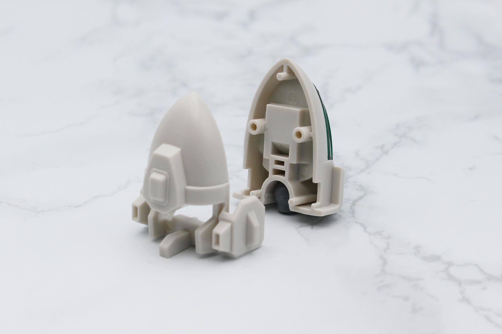 頭部の前後のパーツを組み立てていく