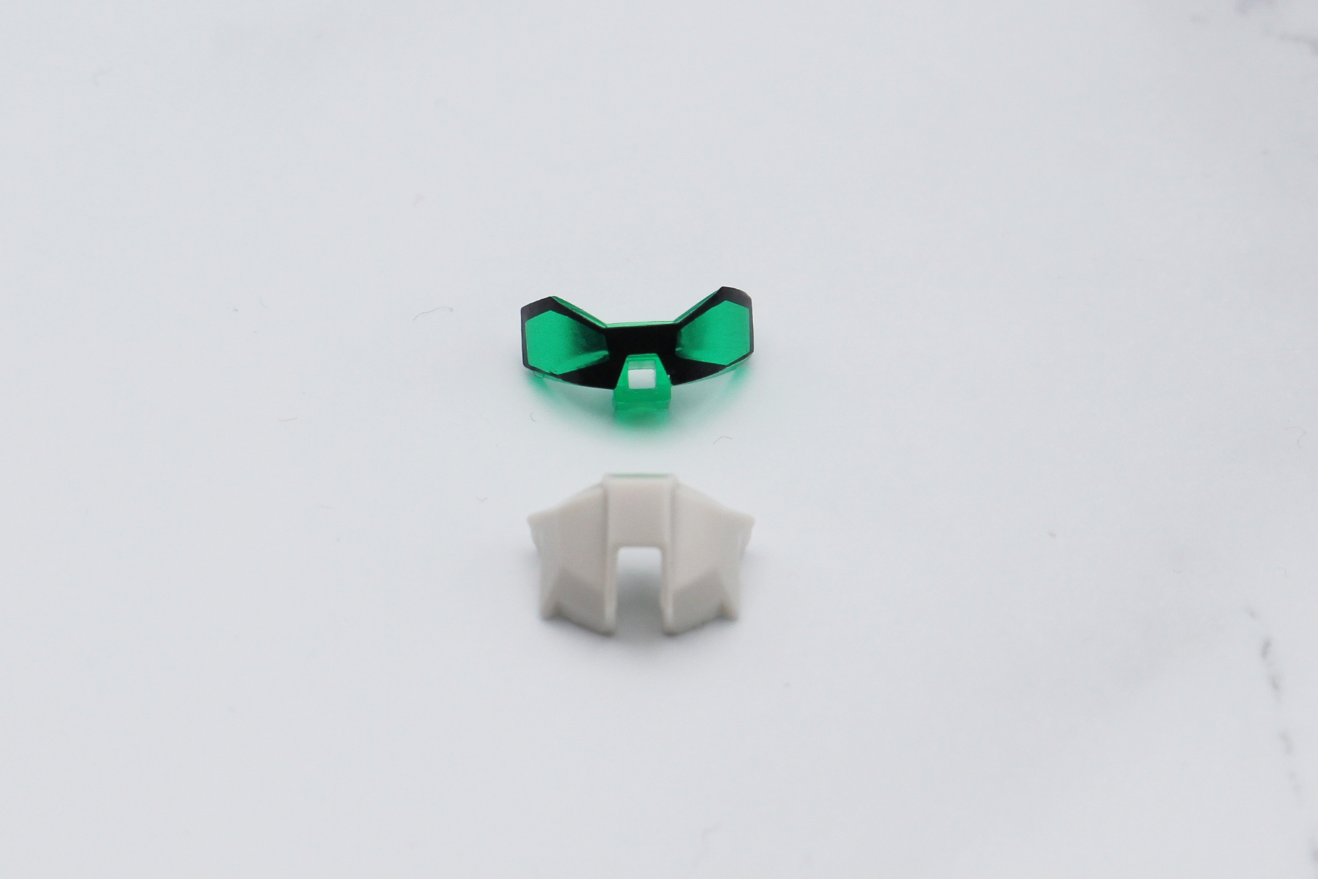 カメラアイとマスクを取り付ける。前者はシールを貼るとメタリックカラーとなる