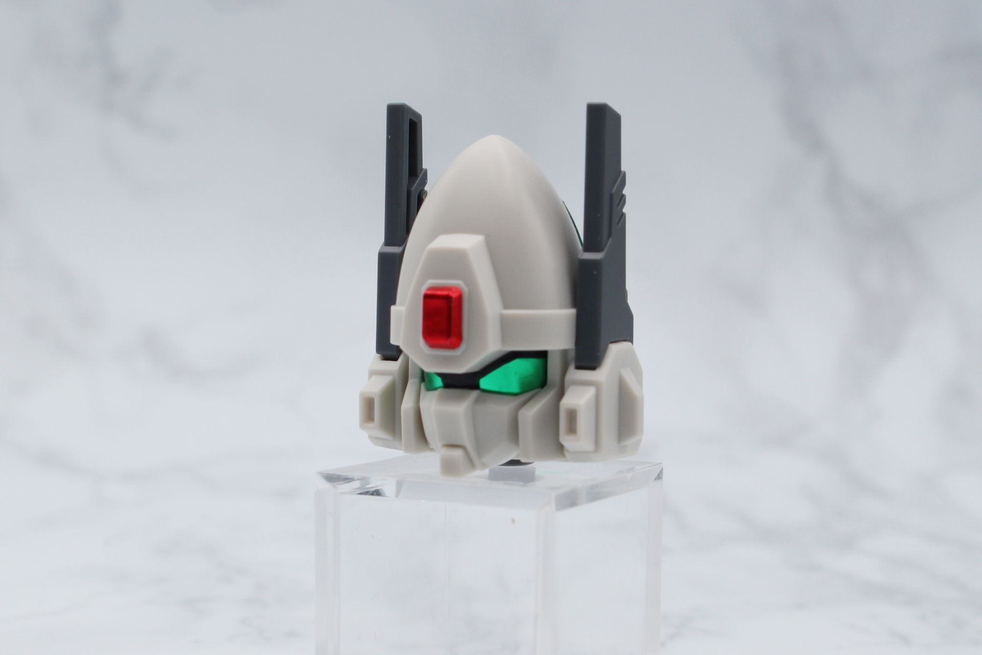 左右にビームガンを取り付けて、額にシールを貼って頭部が完成。ビームガンは取り外せば武器になる