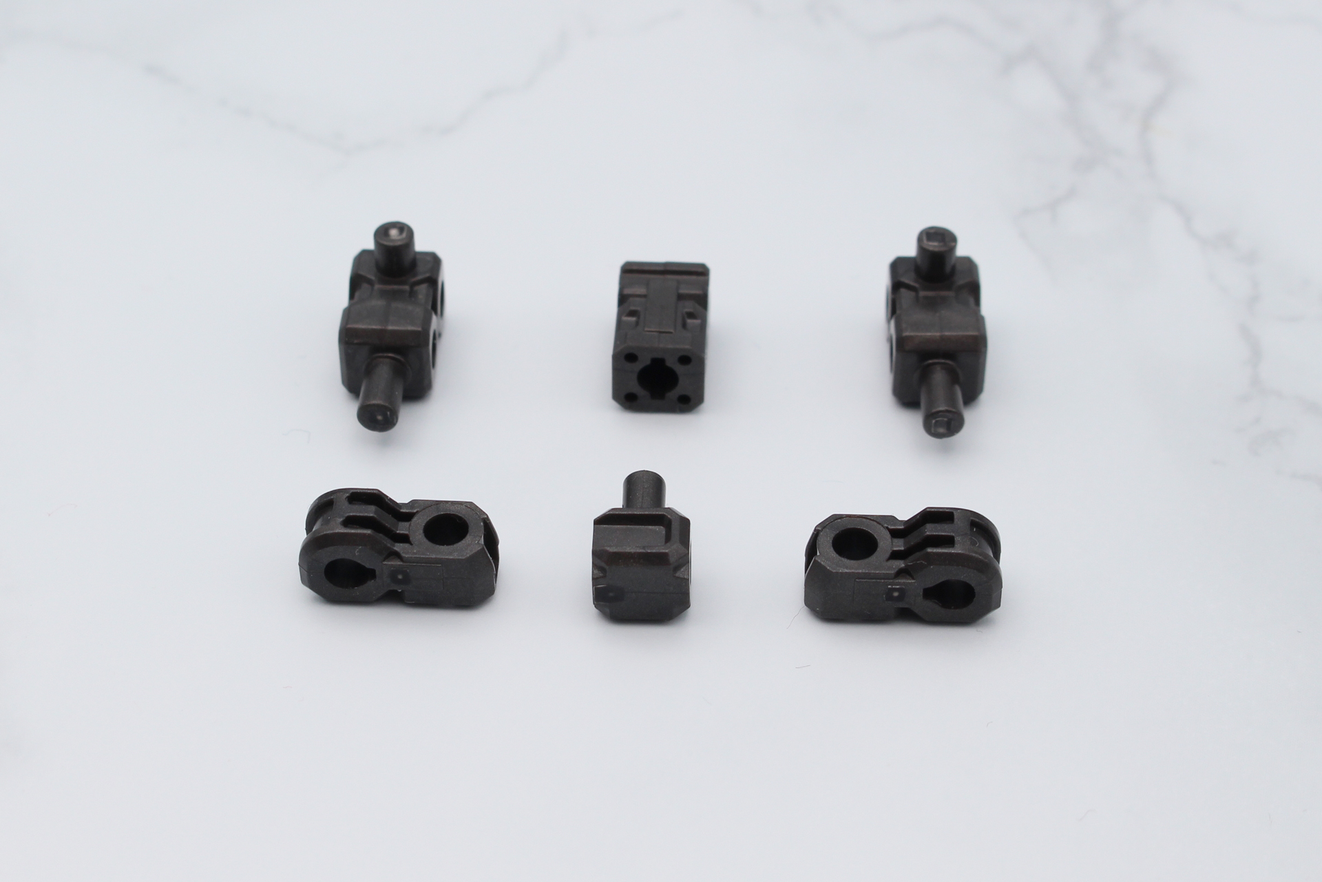 エヴォロイドコアの組み立て。細かなジョイントパーツに分かれている