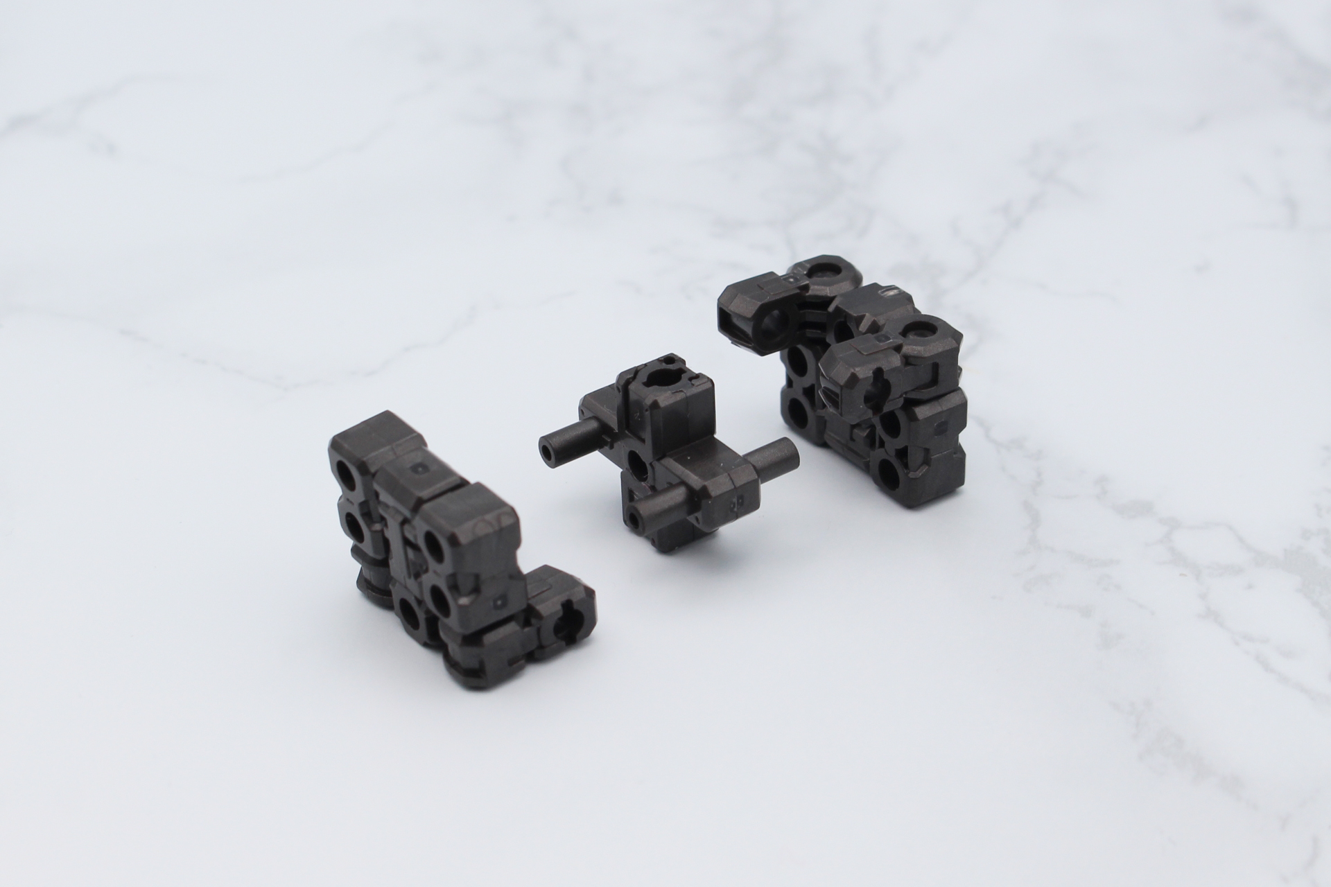 同じ組み合わせのブロックを2つ作って、中央のパーツを挟み込んで組み立てる