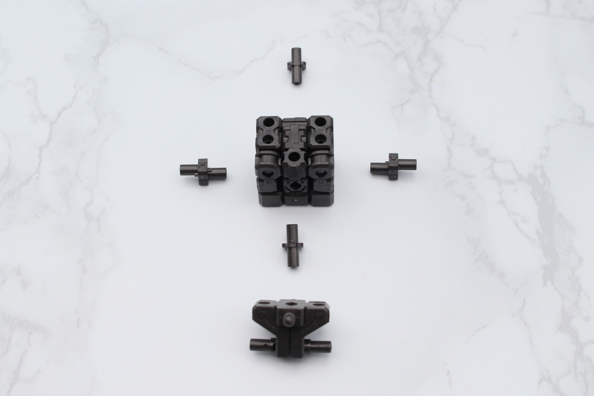 コアに4つのジョイントをはめ込んで、下部に腰の内部パーツを取り付ける