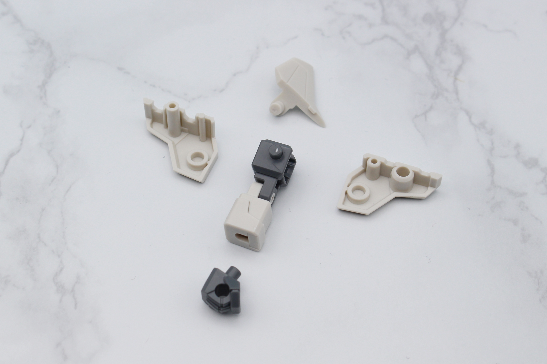 肩の装甲と手首、飾りを取り付ける