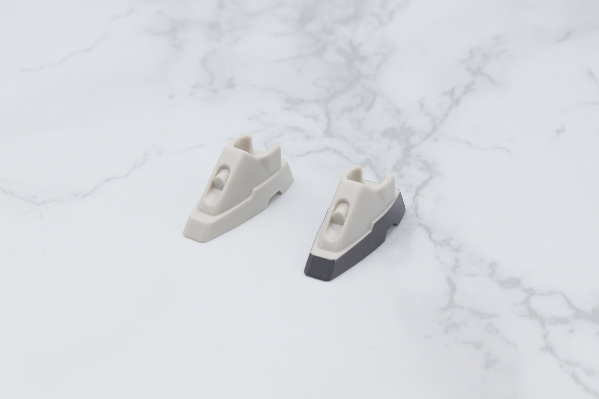 足首は下端にシールを貼る