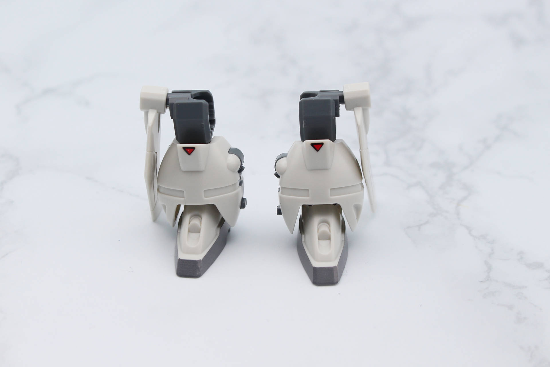 翼となるパーツを取り付けて脚部が完成。写真は両脚を組み立てた状態