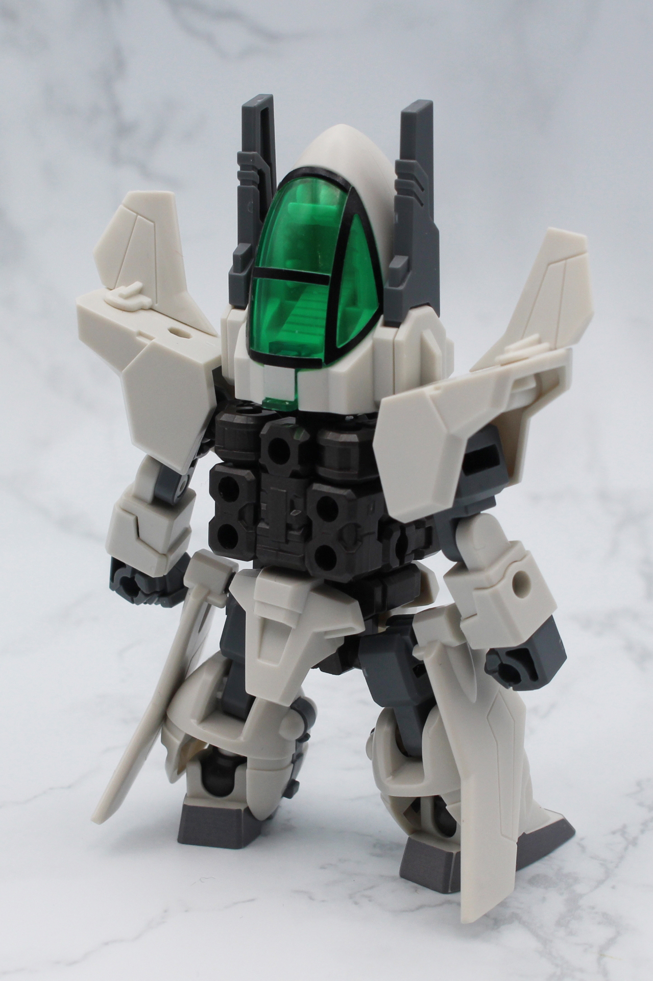 背中にはパーツがないので、3mm軸のある別のパーツを取り付けるのもいいだろう