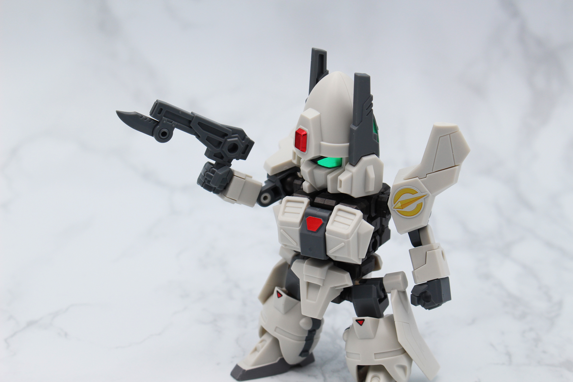 武器は銃剣。刃の部分は別パーツで可動する