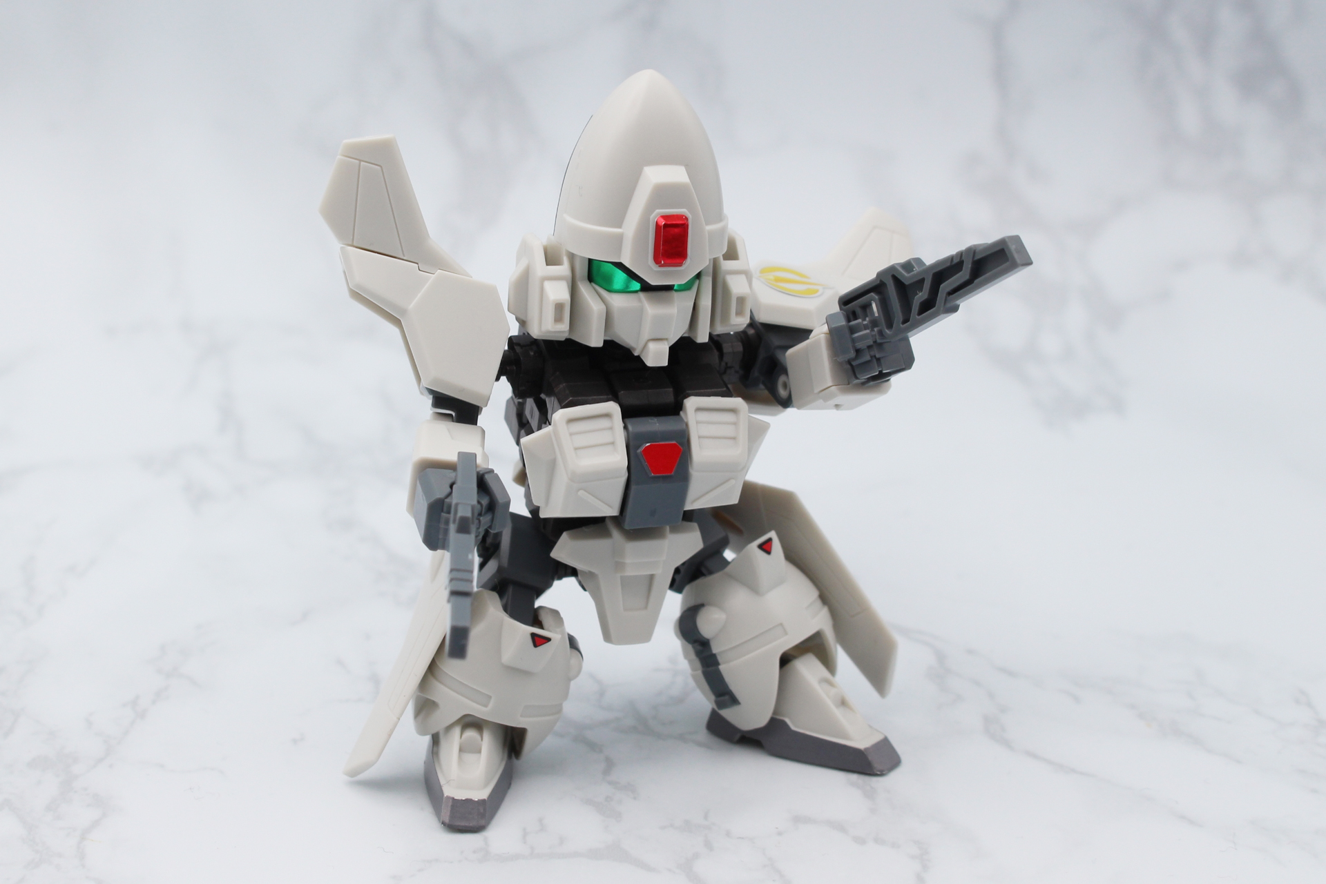 頭部のビームガンは取り外して両手に装備できる