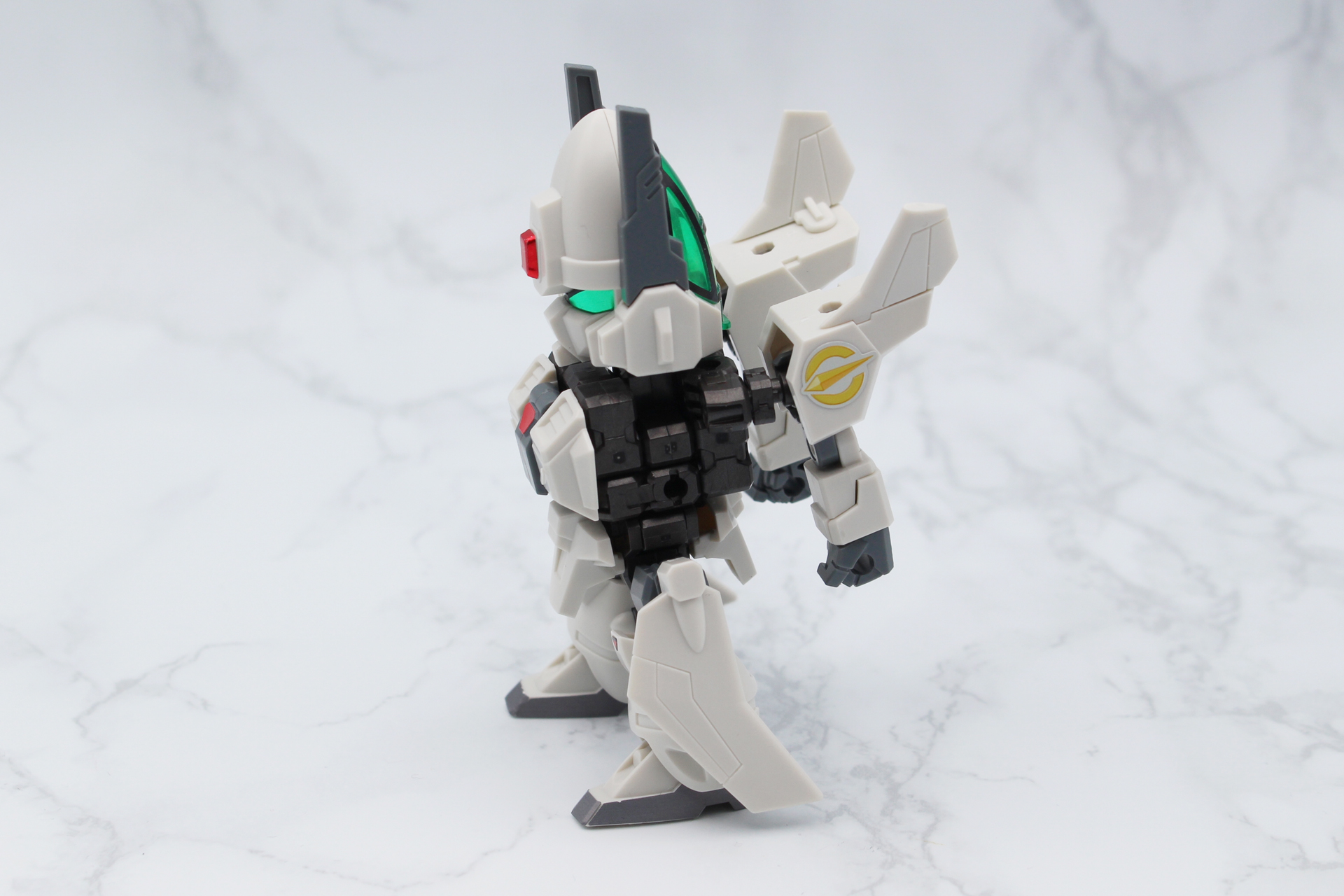 ロボット形態から戦闘機形態への変形を開始。腕を関節ごと後ろへと移動させる