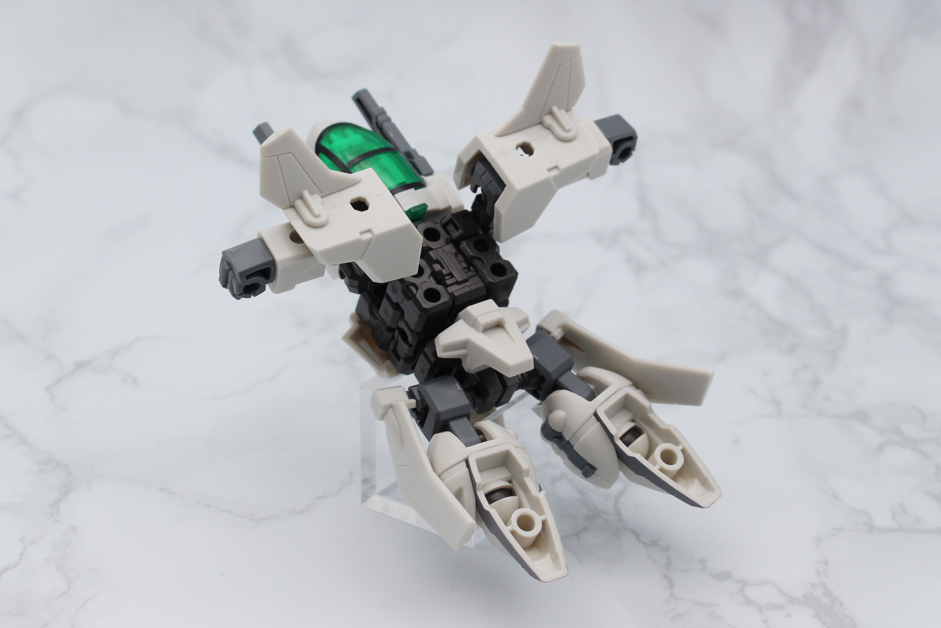 足首を下に向け、腕を左右に開く