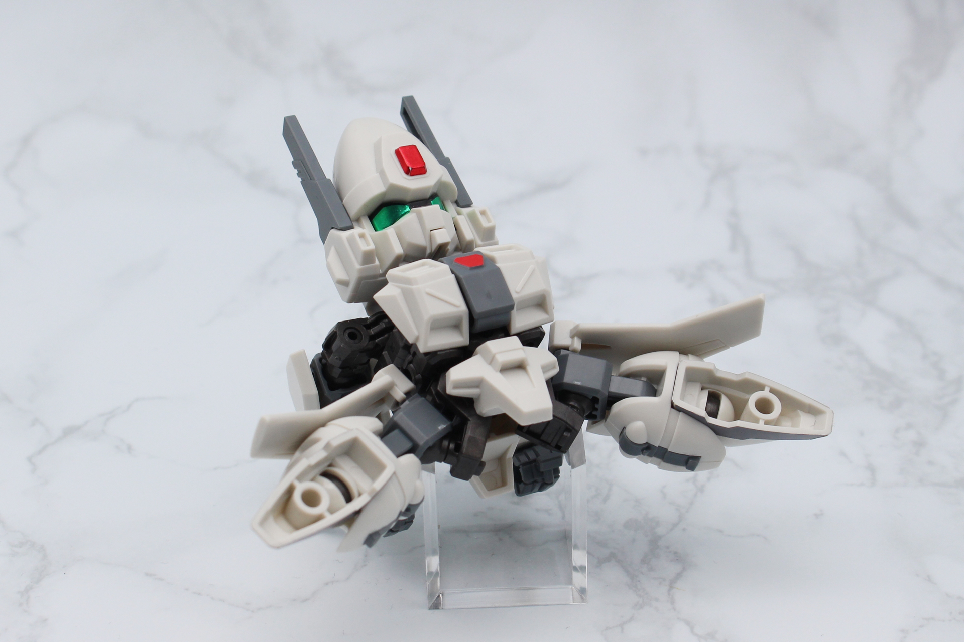 本体の向きを変えて腰の内部を開き、脚を外側に持っていく