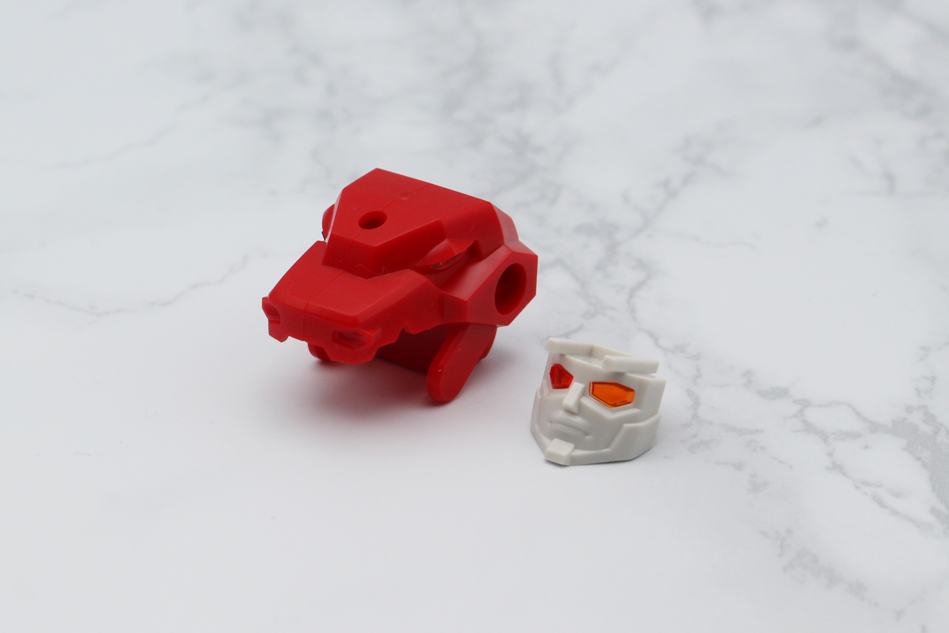 マスクは後ろからクリアパーツを取り付ける。シールを貼ると、このクリアパーツは見えなくなる