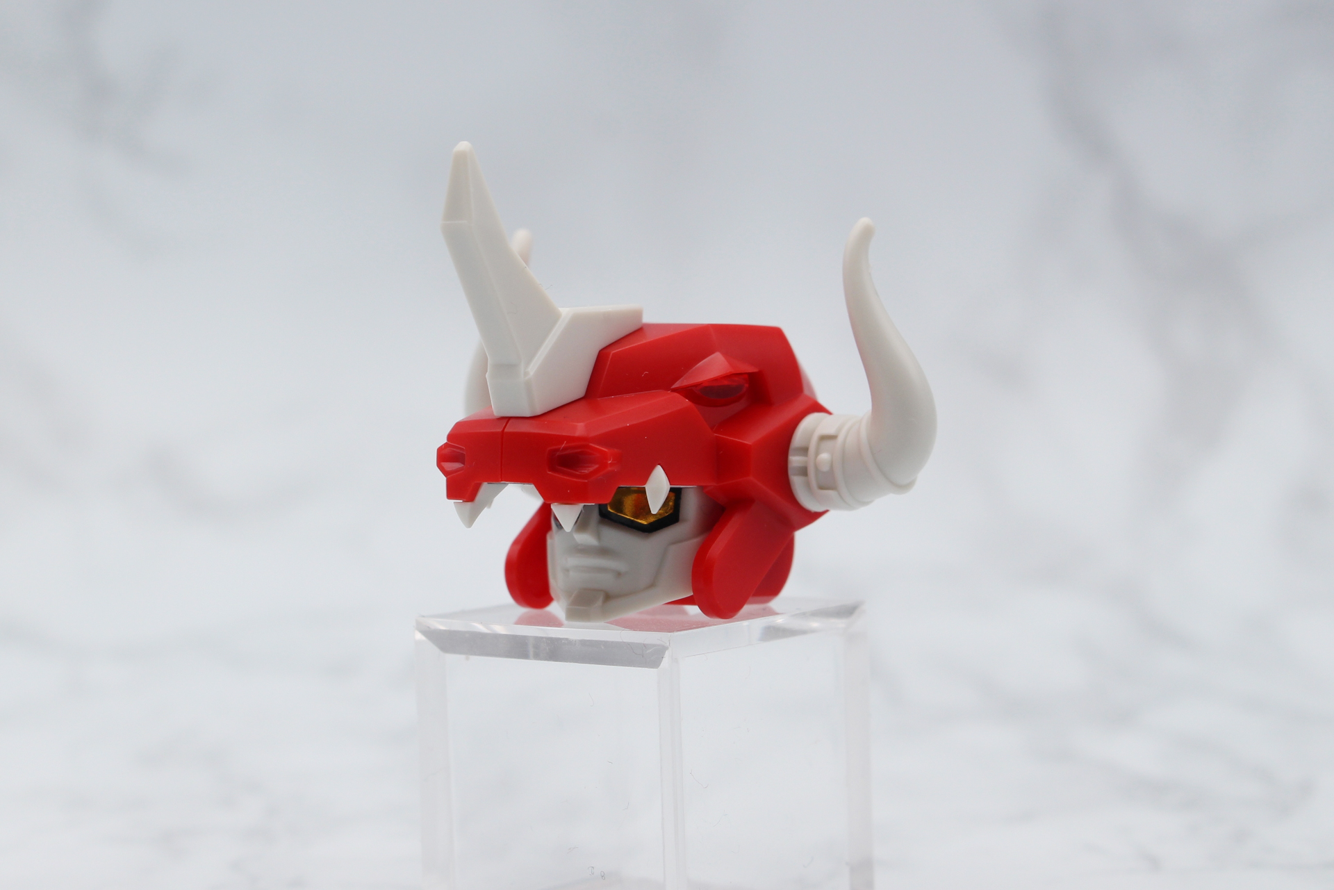 頭頂部の飾りを取り付け、マスクを下に引き出して頭部が完成