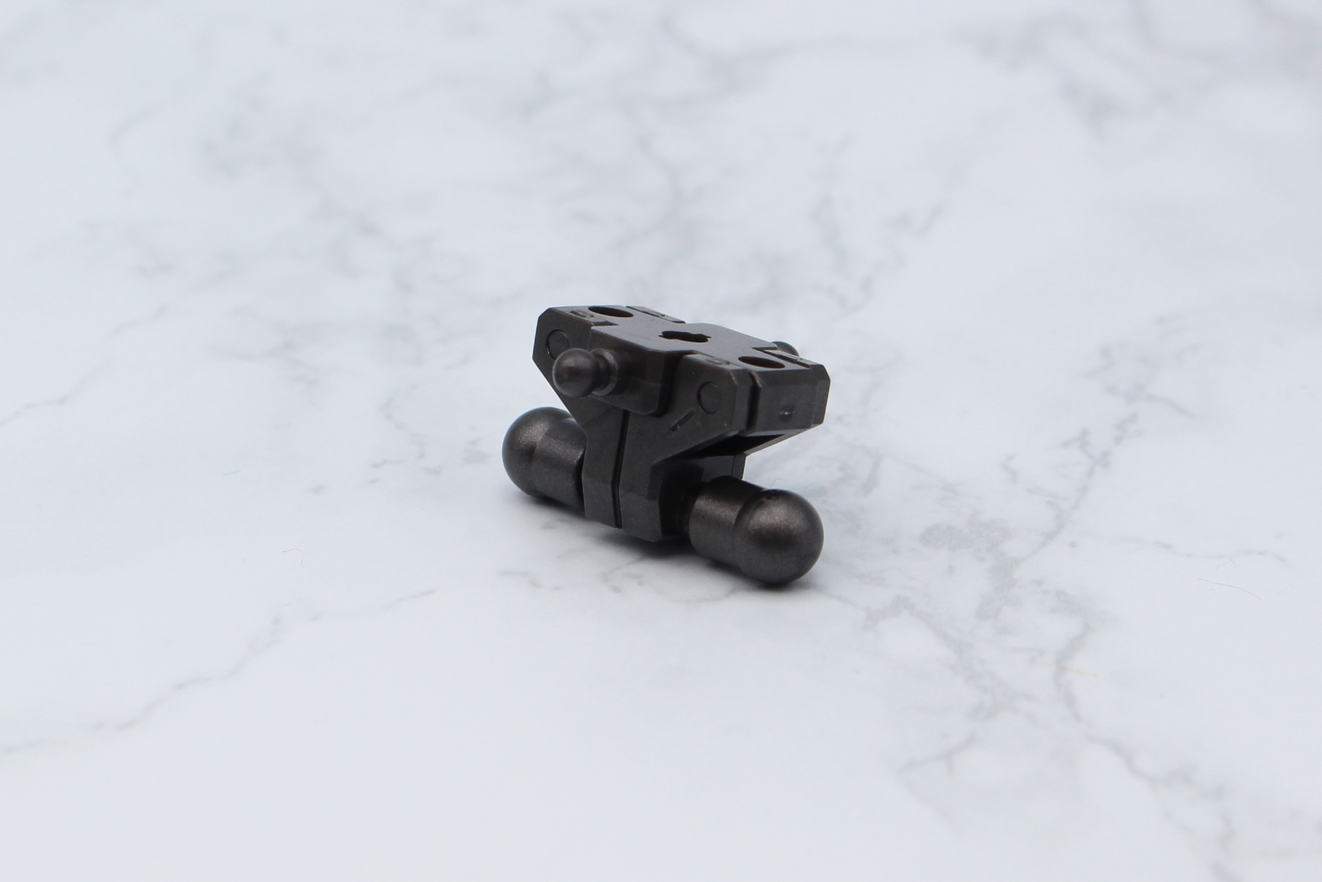 腰のフレームはジェットンと同じで、左右に開く構造だ