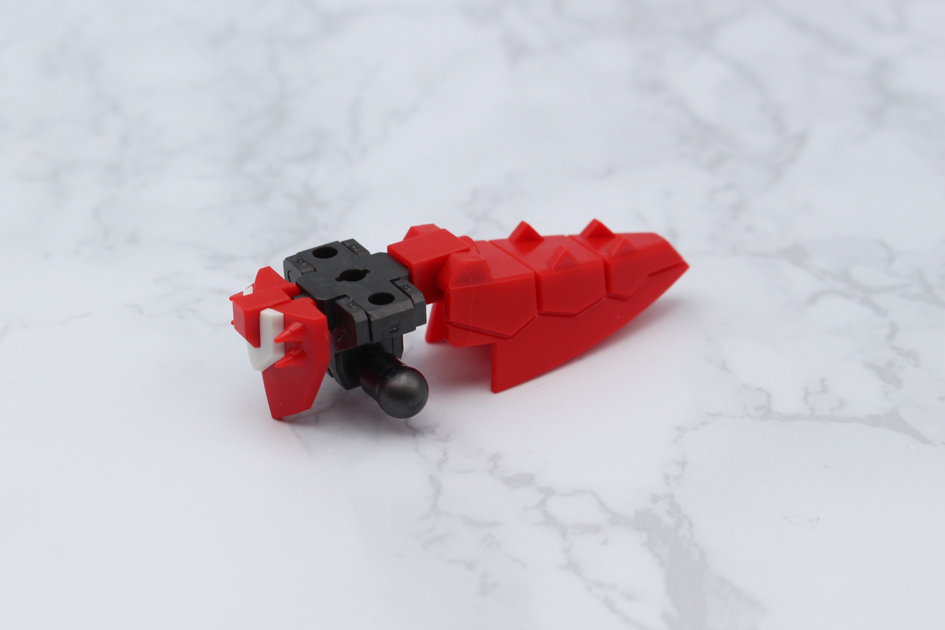 組み立てた装甲とシッポを腰フレームに取り付けて腰部が完成