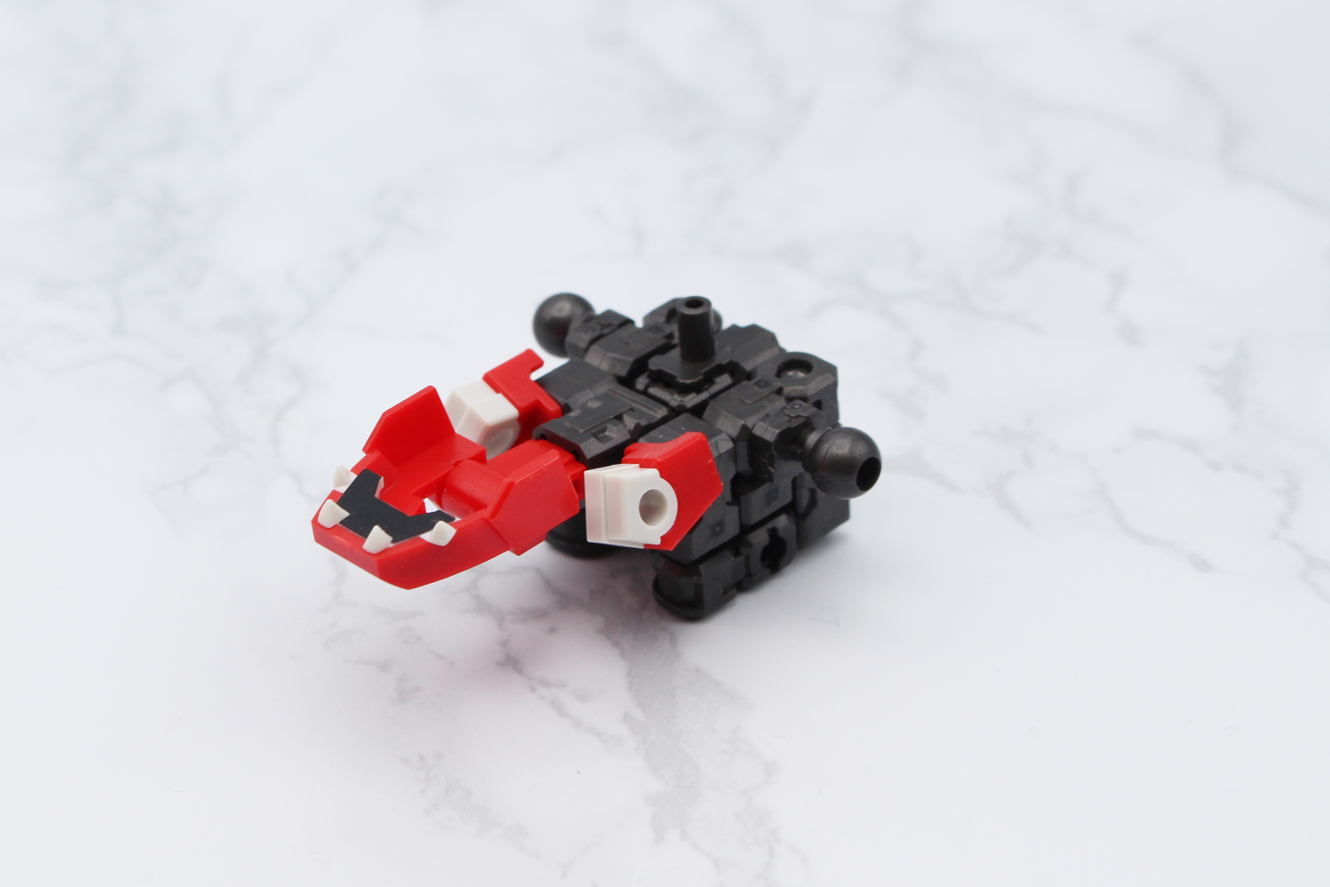 胸部左右の飾りと、恐竜形態時のアゴとなる胸部装甲を取り付ける