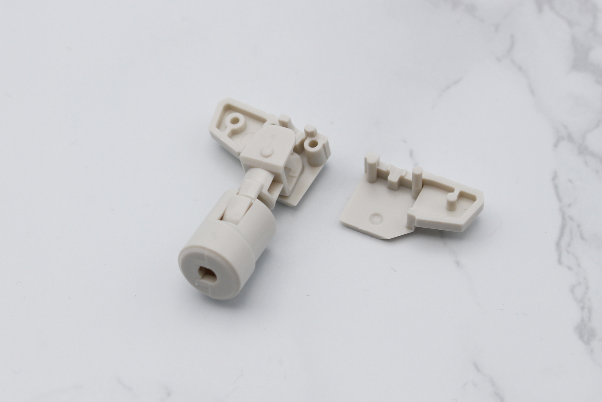 腕の組み立て。ヒジと腕を組み立てて、肩の装甲で挟む