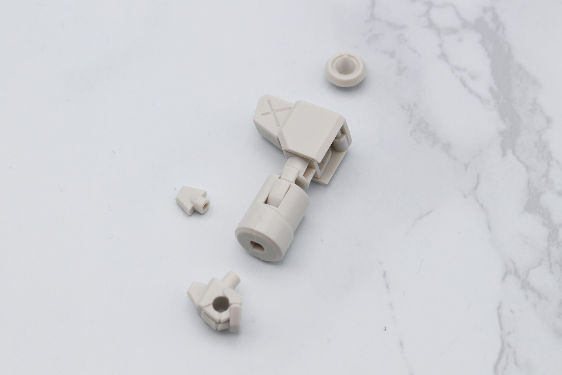 手首と2つの飾りを取り付ける