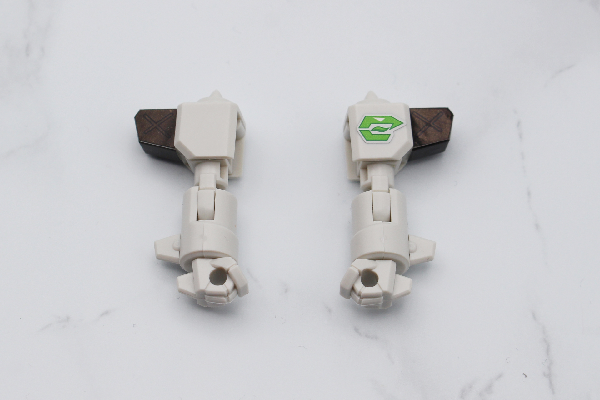 両腕が完成。肩の先端と左肩のビースト軍団のマークはシールだ