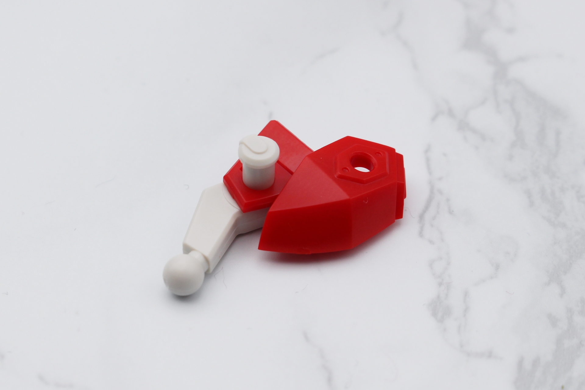 脚の組み立て。スネのパーツを別パーツのピンで止める