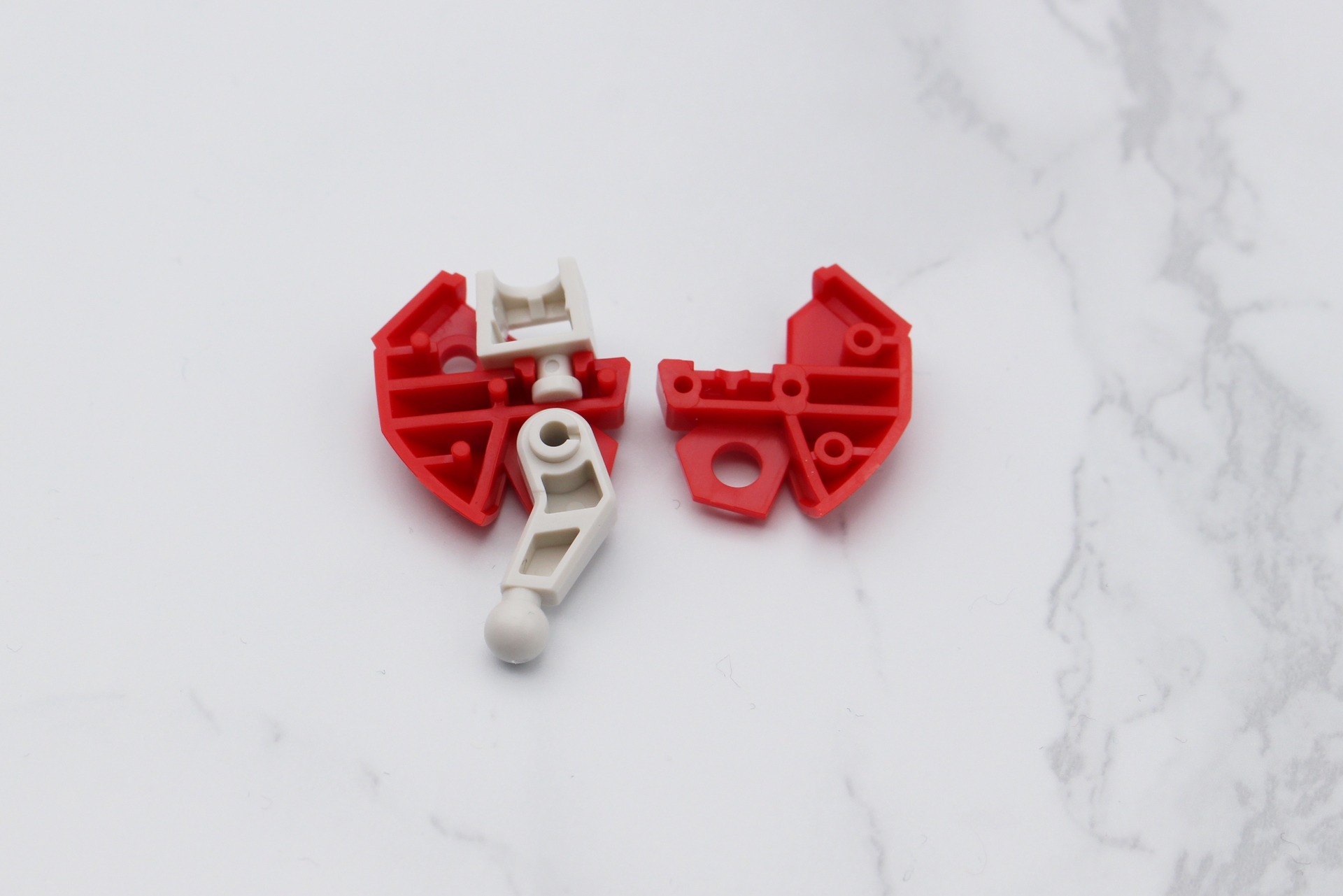 スネと付け根の関節を太もものパーツで挟み込む