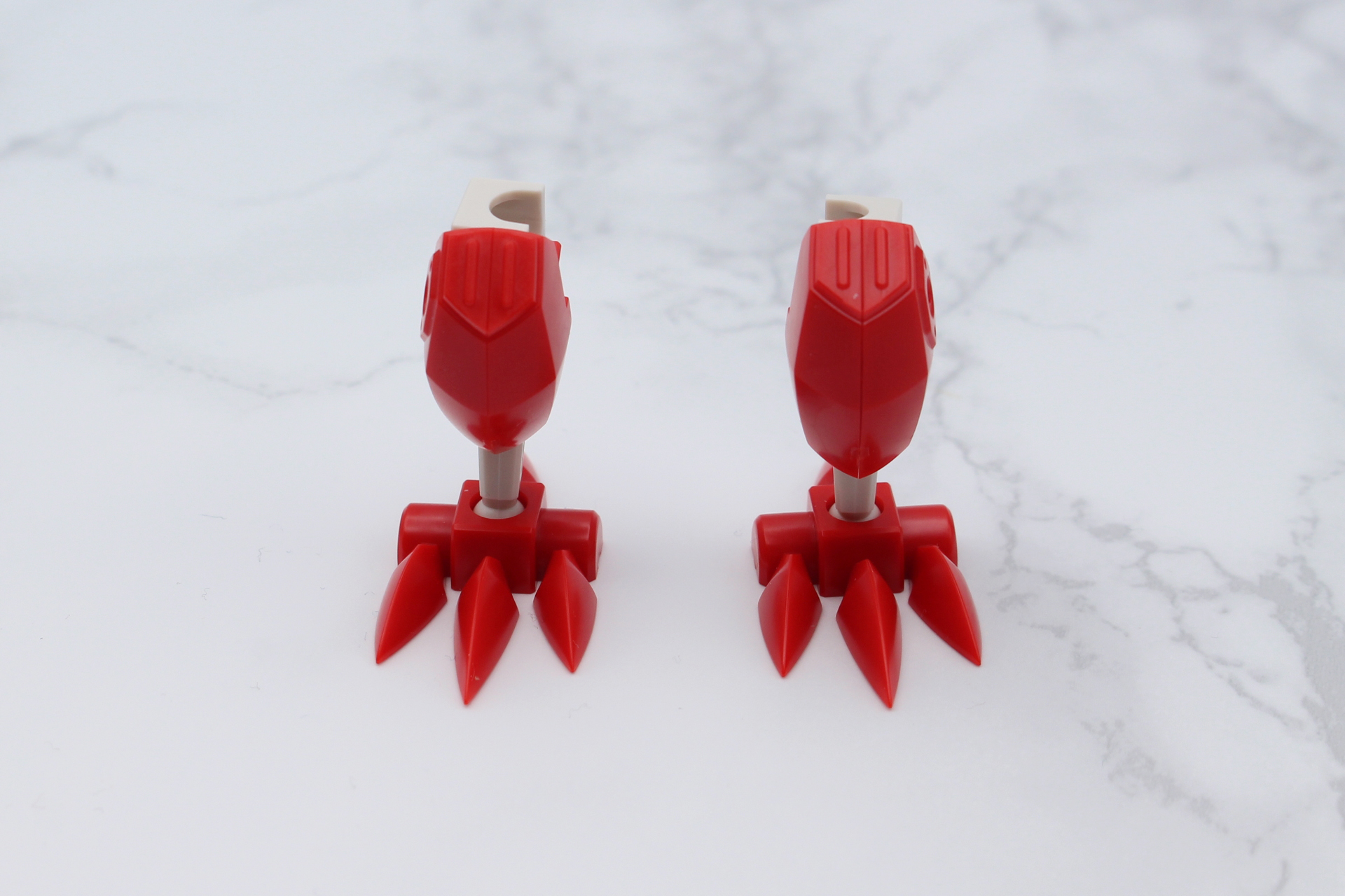 足首を付けて脚の完成。写真は両脚を組み立てたもの