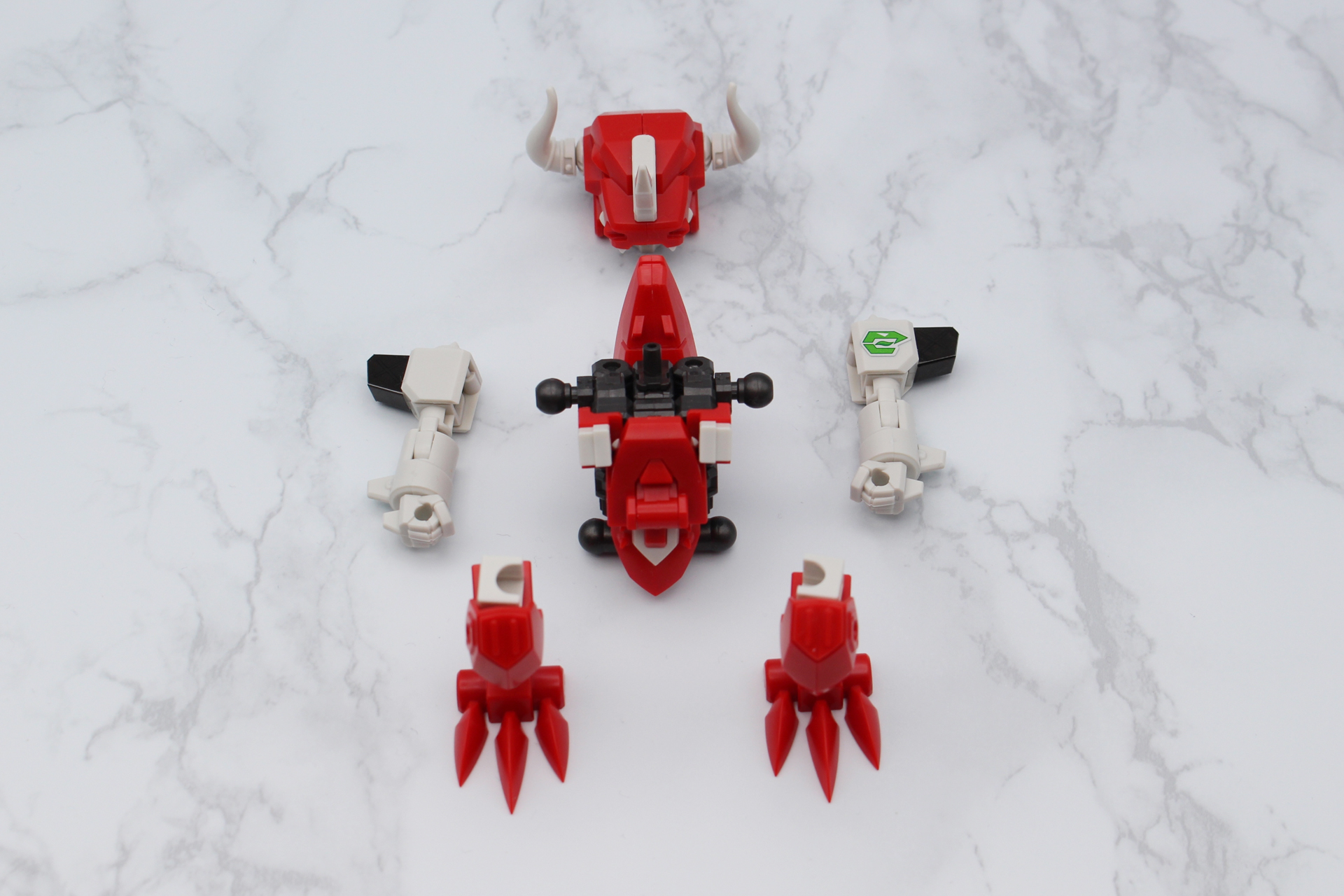 全てが完成したら、胴体にそれぞれを組み付けていく