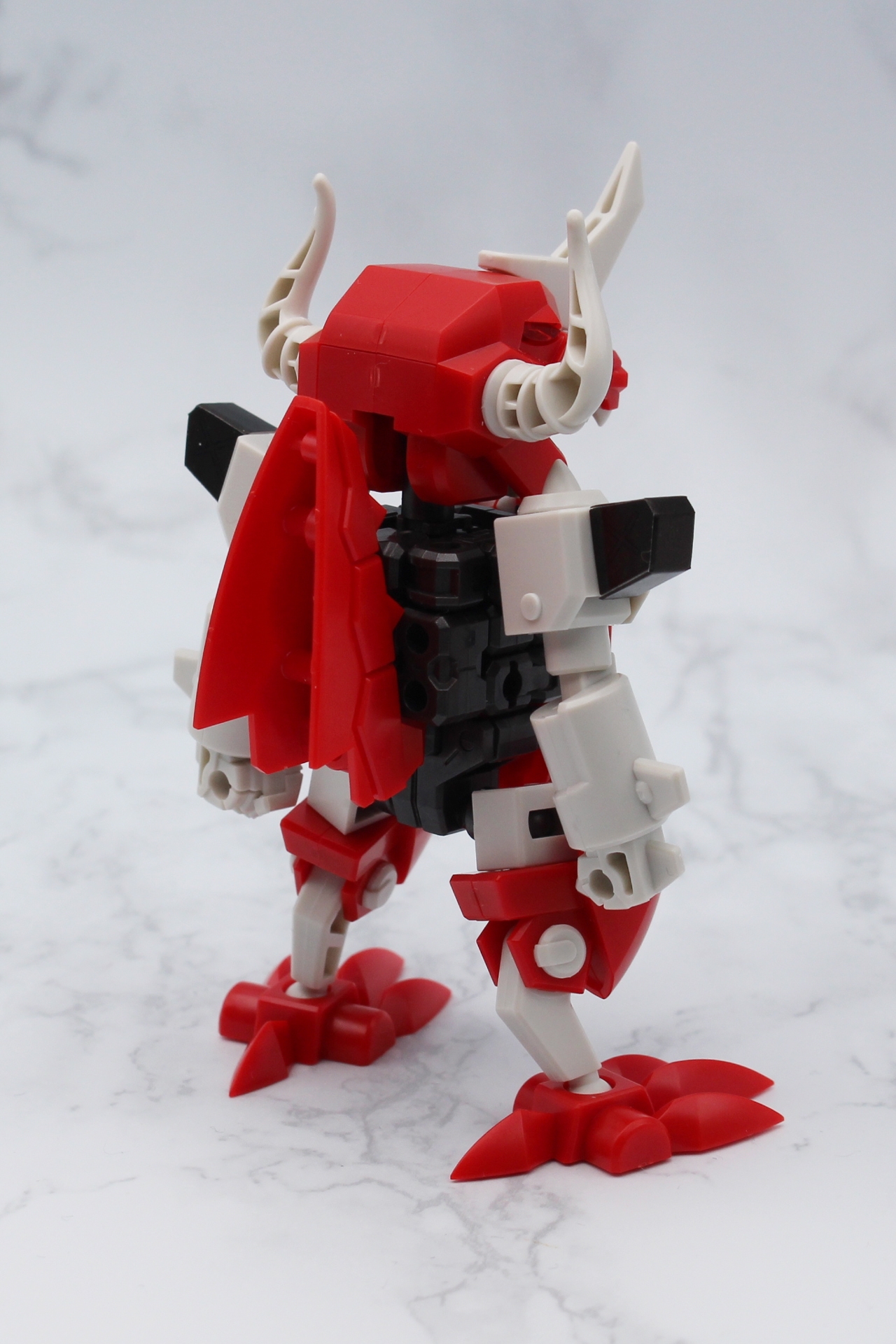 背面。背中には折りたたまれたシッポがある。頭の飾りは後ろから見ると肉抜き部分が少々目立つかもしれない