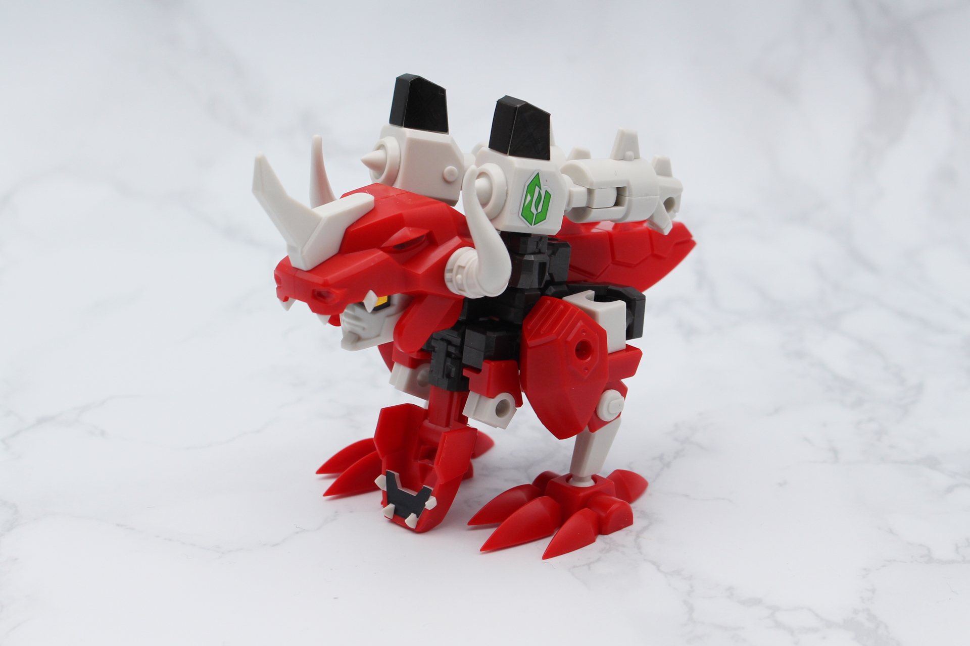 本体の向きを変えて脚を下ろし、頭部を前方へと向ける