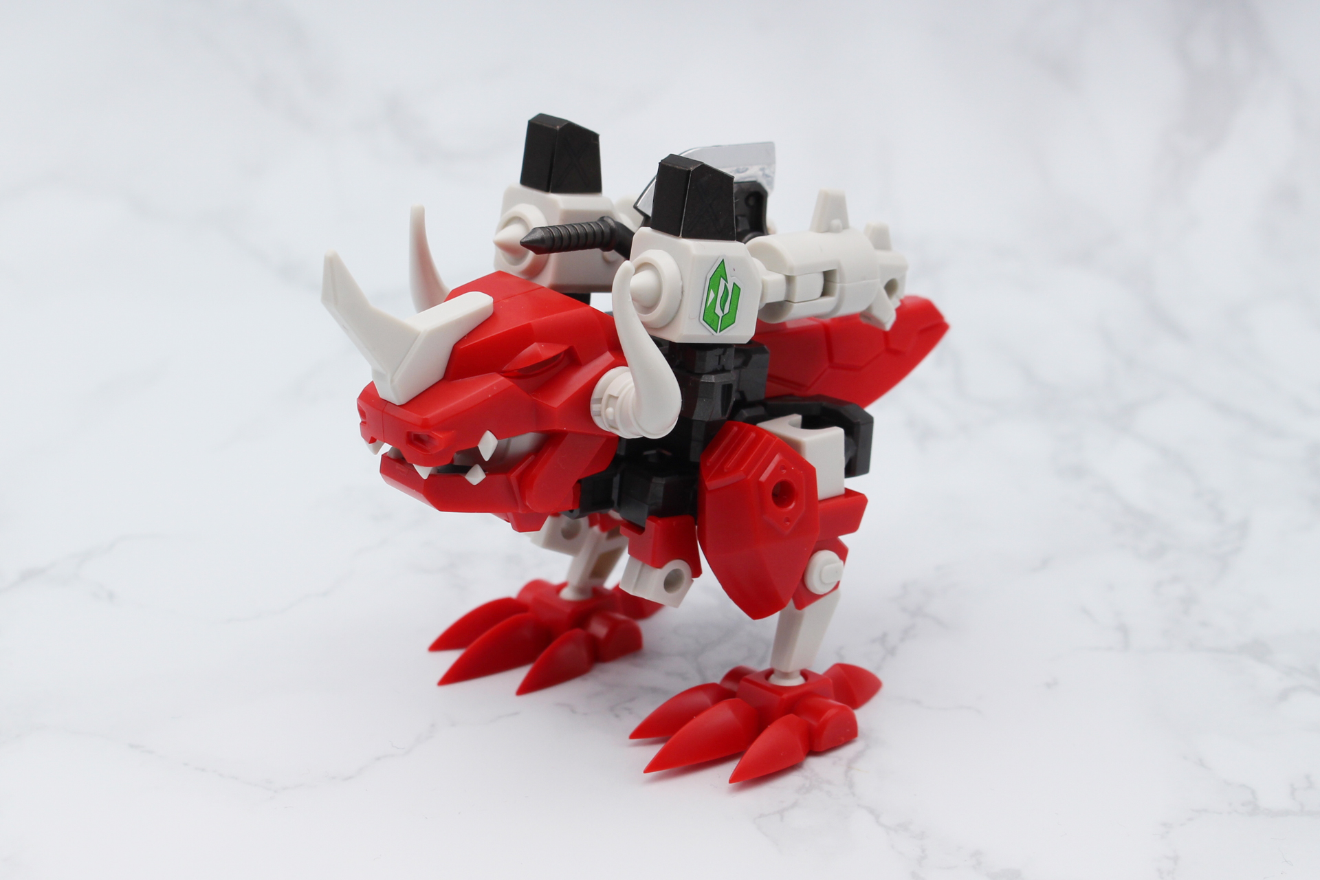 ロボット形態の顔をスライドさせて奥にしまい、アゴとなる部分を閉じ、武器を背中にセットして恐竜形態の完成