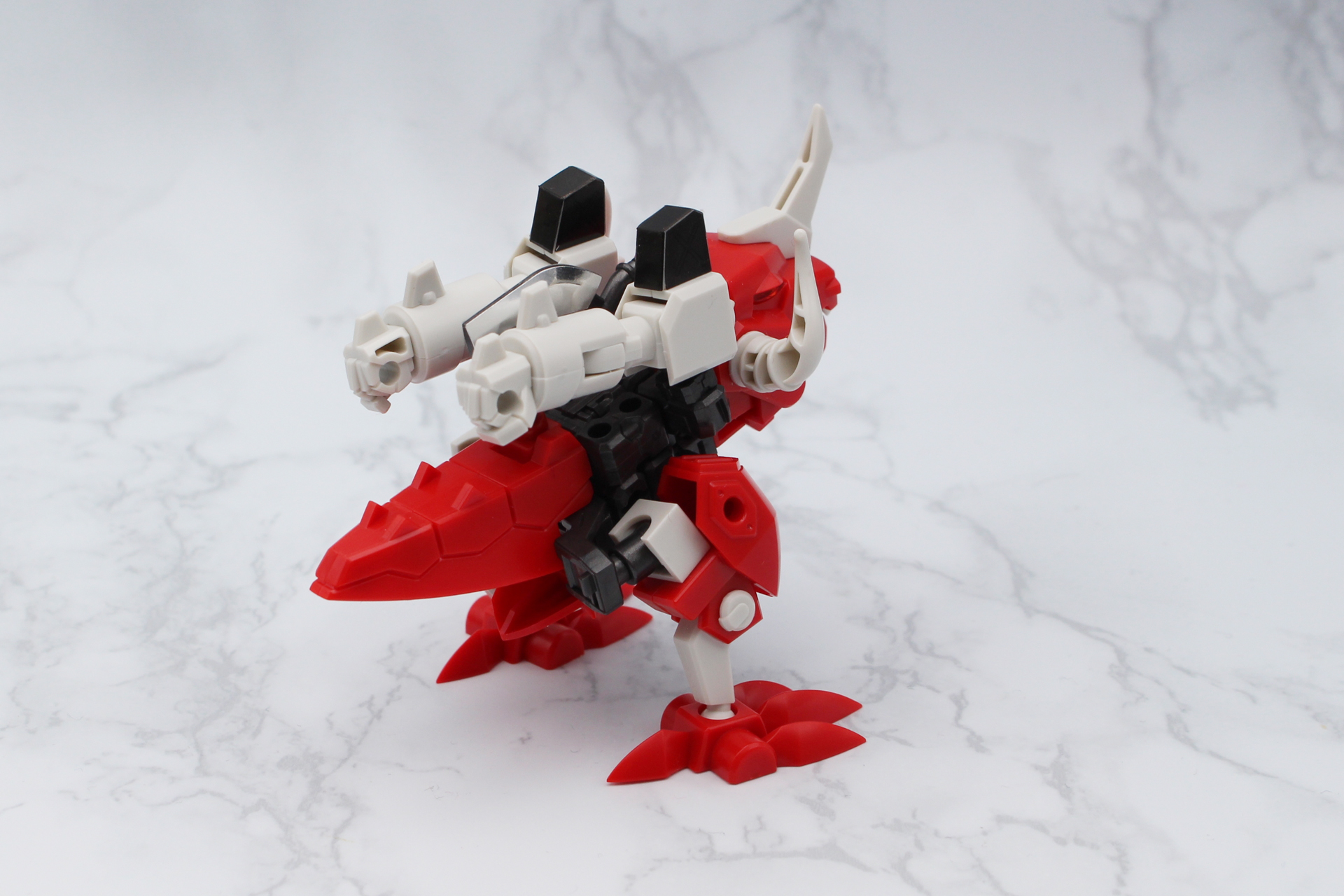 恐竜形態背面。ピンと伸びたシッポが可愛くもある