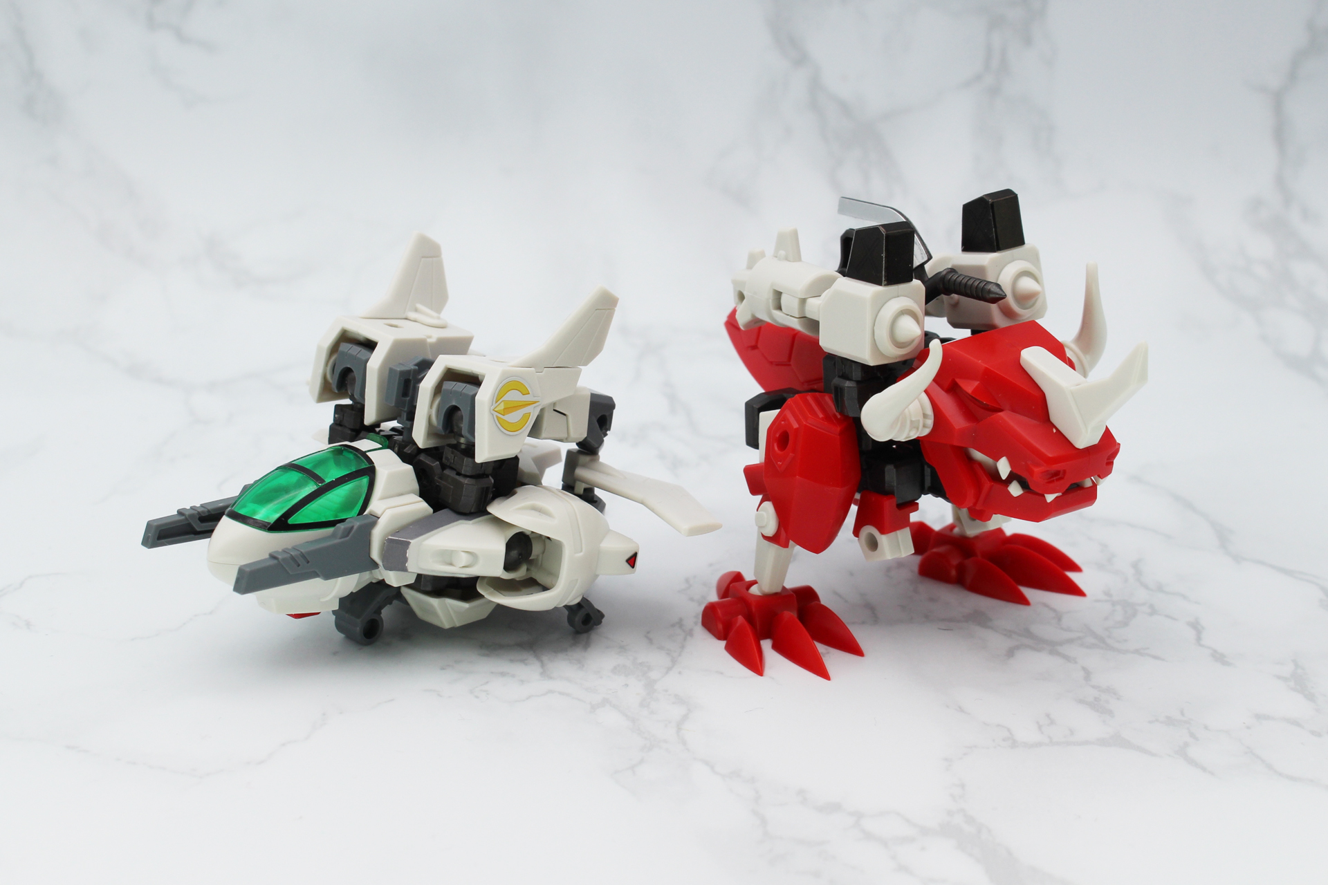 それぞれ戦闘機形態、恐竜形態へと変形する