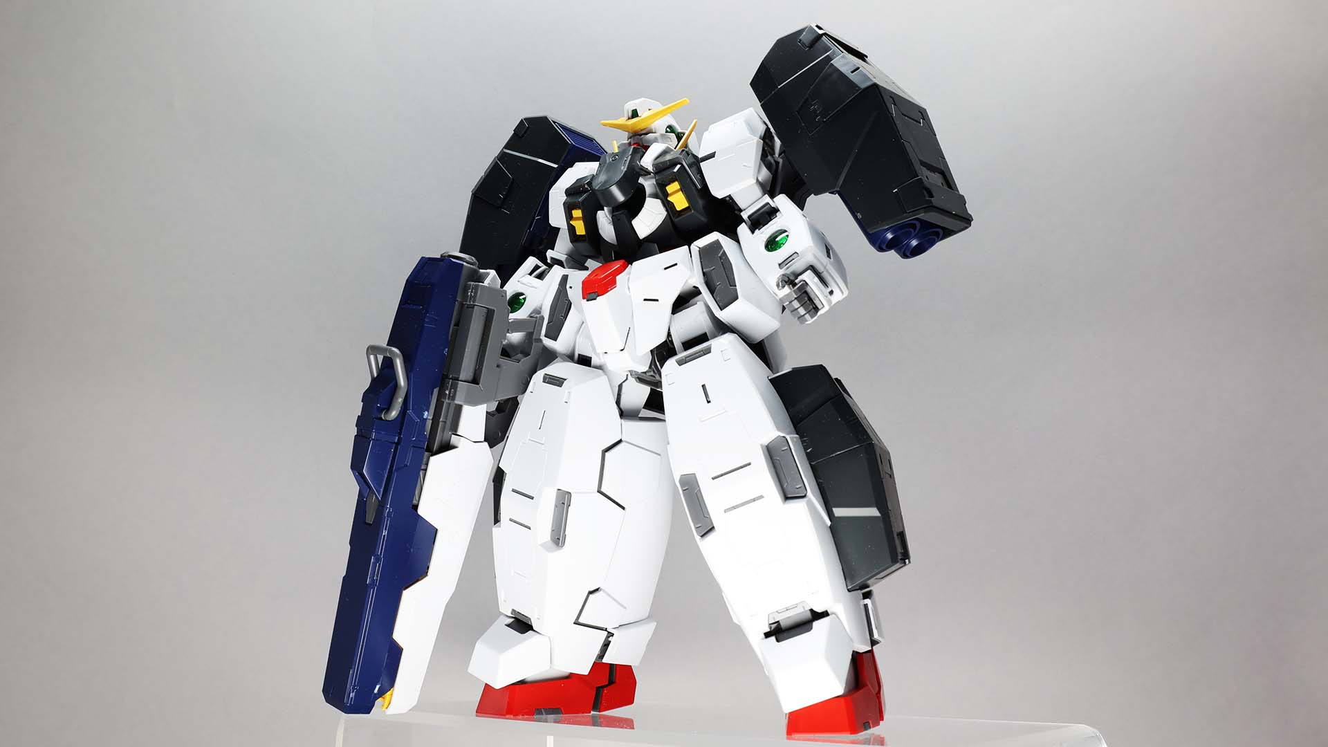 重・軽のコントラストが印象的なスタイリングを持つモビルスーツ。“毛髪”をも想起させるコードの束が圧倒的なオリジナリティを感じさせる