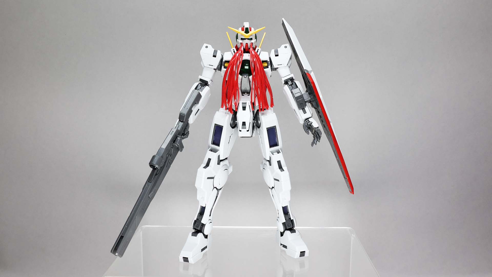 重・軽のコントラストが印象的なスタイリングを持つモビルスーツ。“毛髪”をも想起させるコードの束が圧倒的なオリジナリティを感じさせる