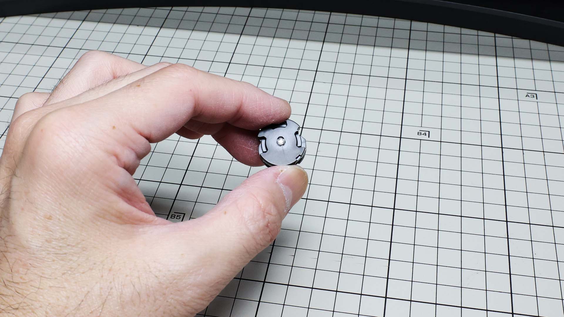 電極の位置調整を行いながら組み込みます