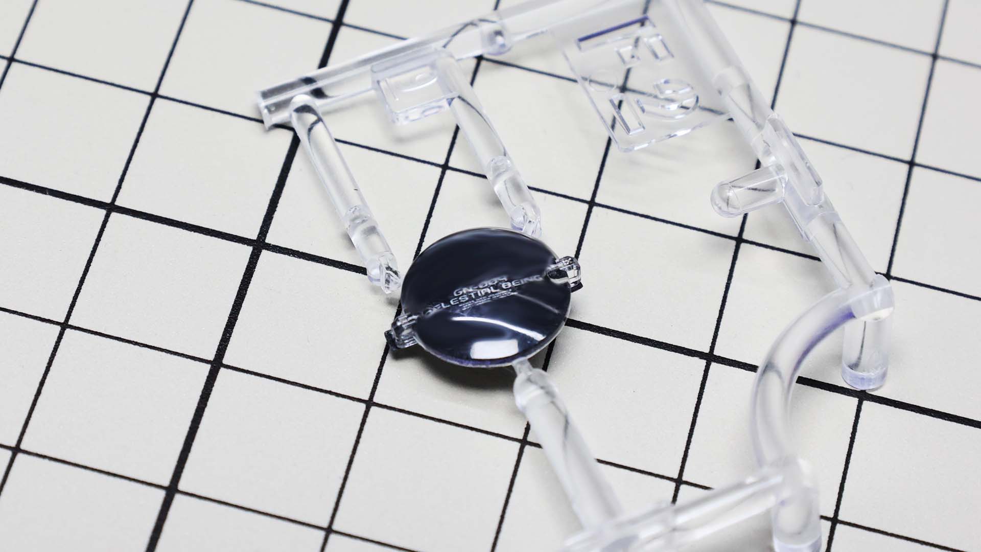 例ではちょっと汚くなってしまいました。ランナー上で貼り付ける方がラクだと思います