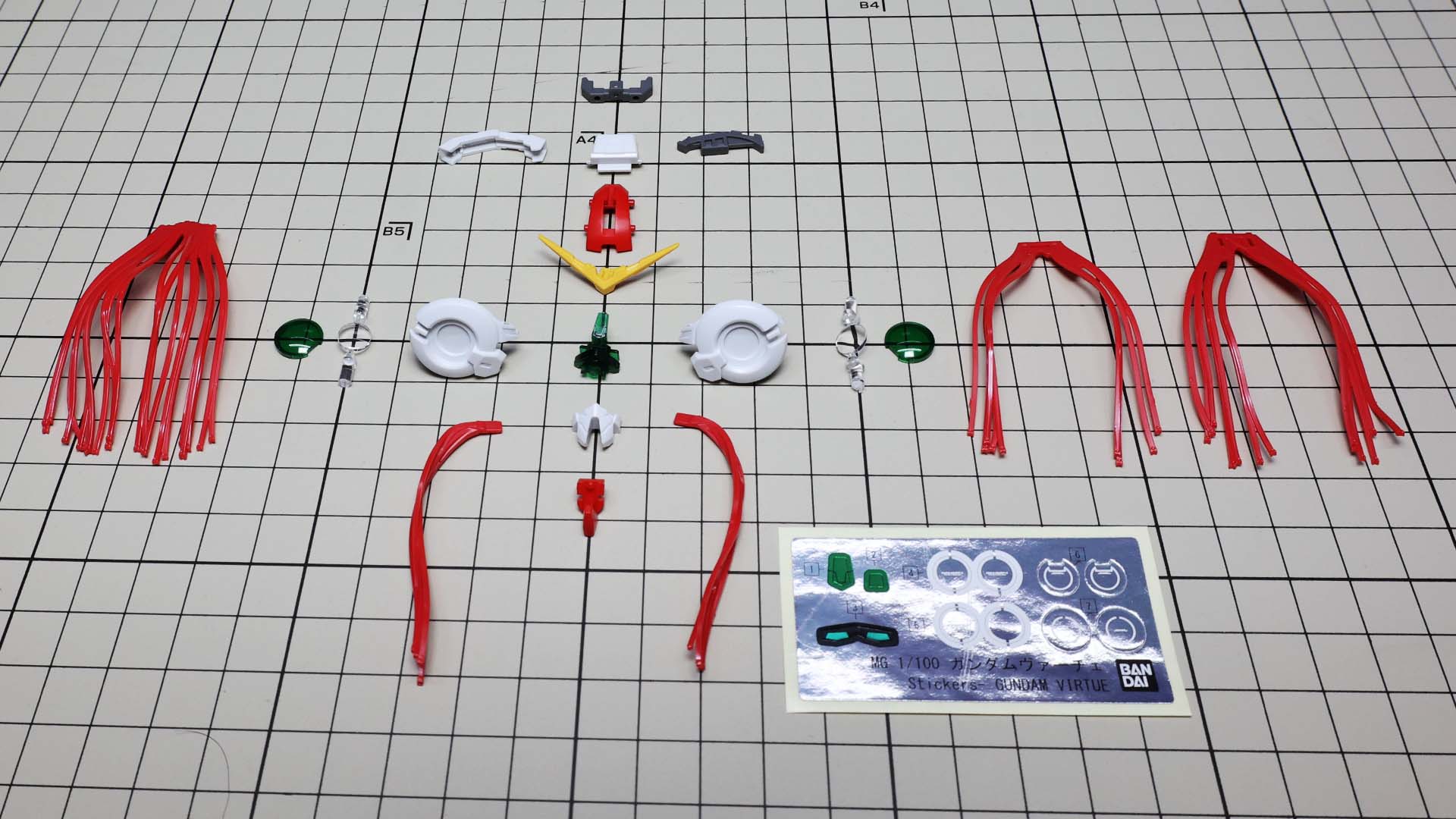 細かく色分けされたパーツで構成される頭部