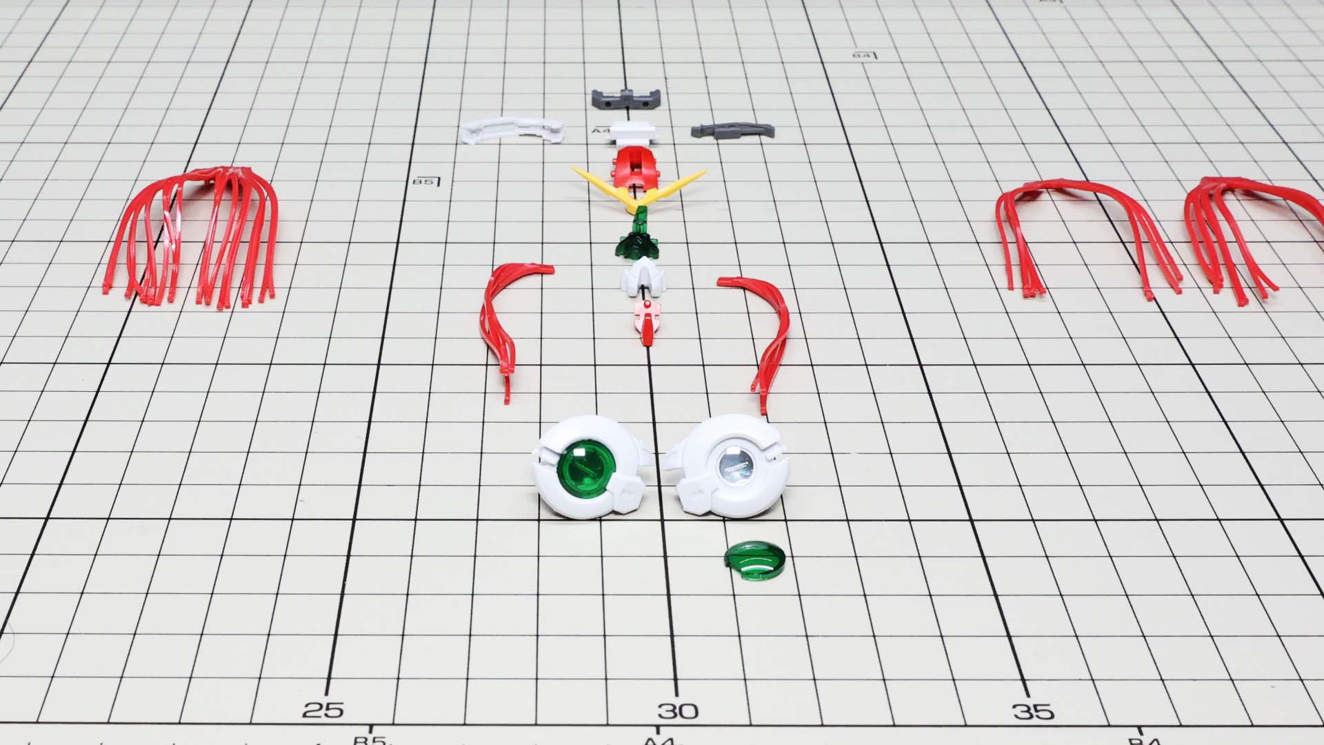 ボディ同様、2層のクリアーパーツをはめ込みます