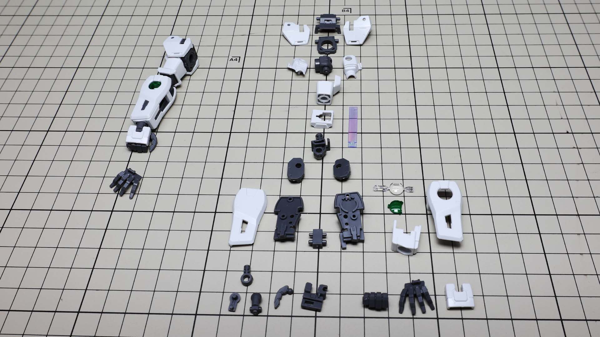 右腕を組んでみました。ガンダム00系MGキットのレンズとかホログラムをのぞけば作りなれたガンダムタイプだと感じました