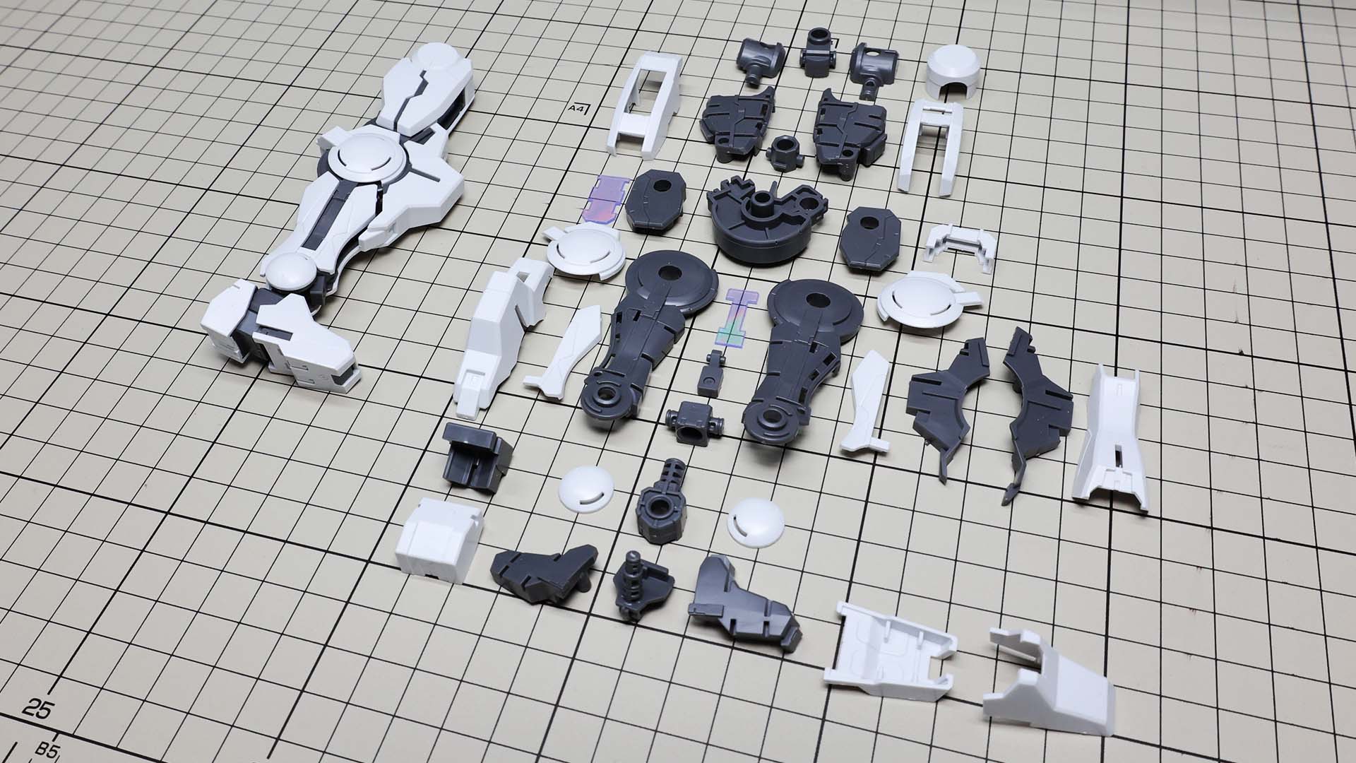 腕部同様右脚を作ってみました。システマチックにびしっと組みあがります