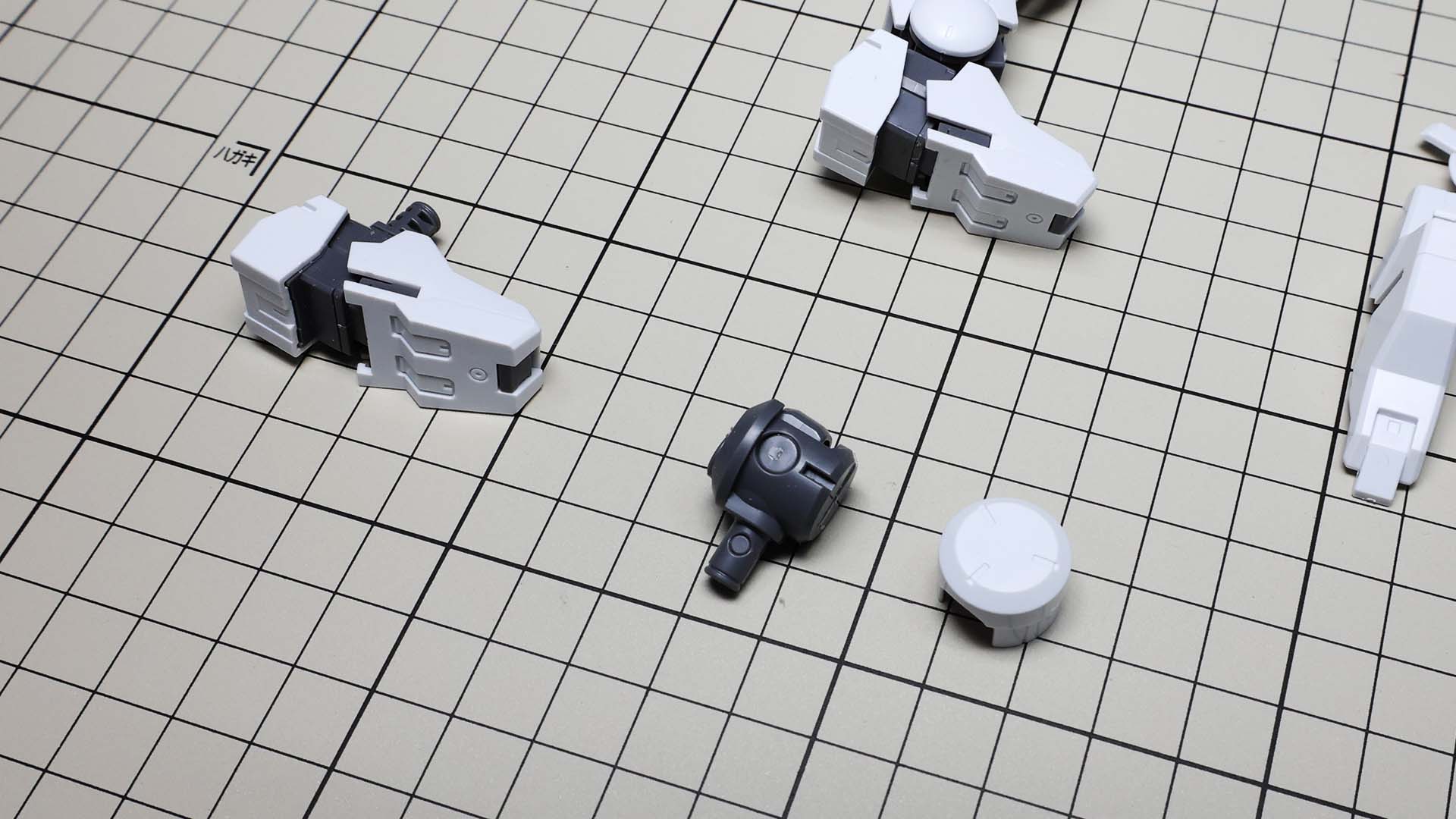 股間との接続は挟み込み式でちょっと固かったです。巨躯を支えるためきつめなのかもしれません