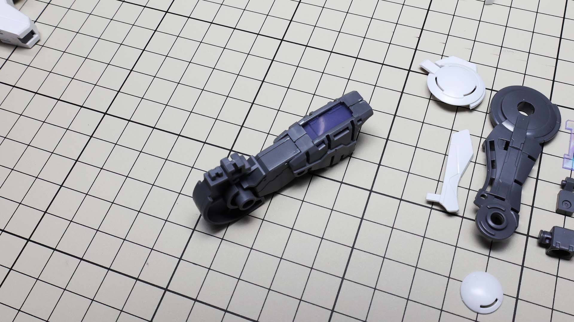 ホログラムシートを噛みこまないように注意します