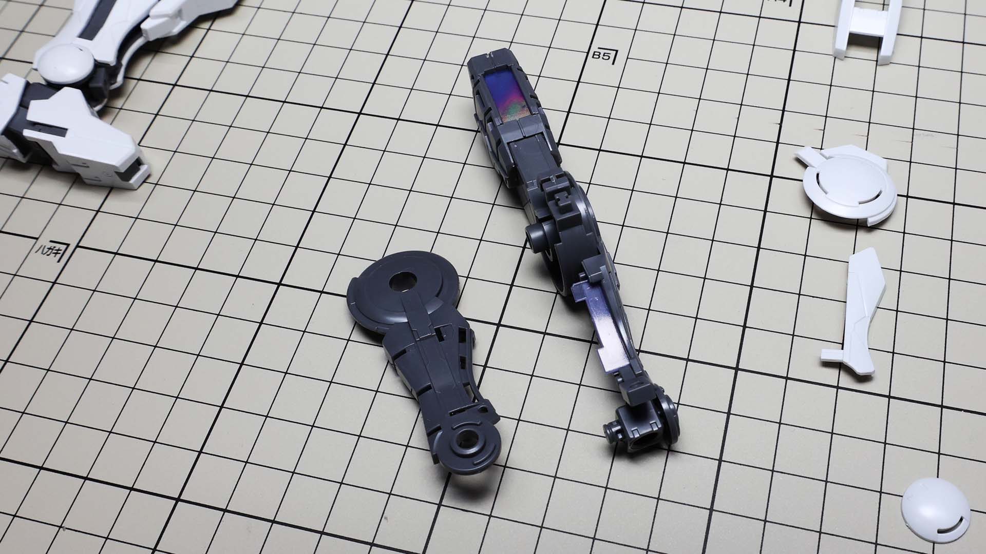 脛部フレームで挟み込み……