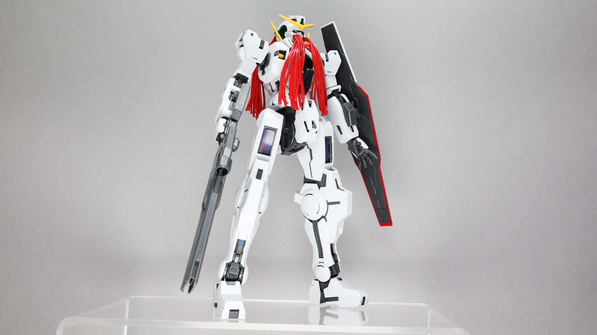 頭部の前後に流れる髪の毛……