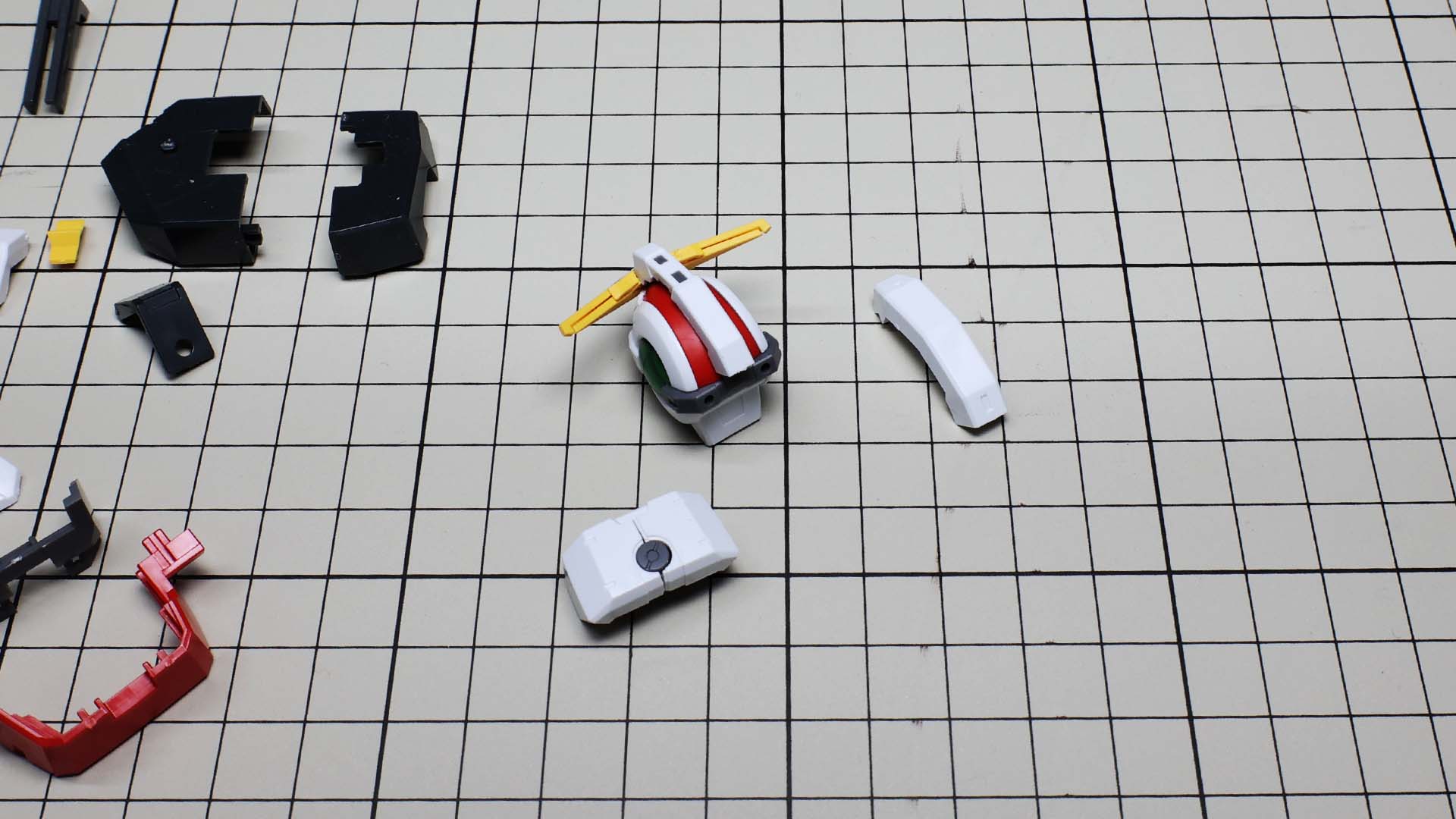 アンテナが2枚重ねになっているのがわかります。ガンプラの技術はすごい！