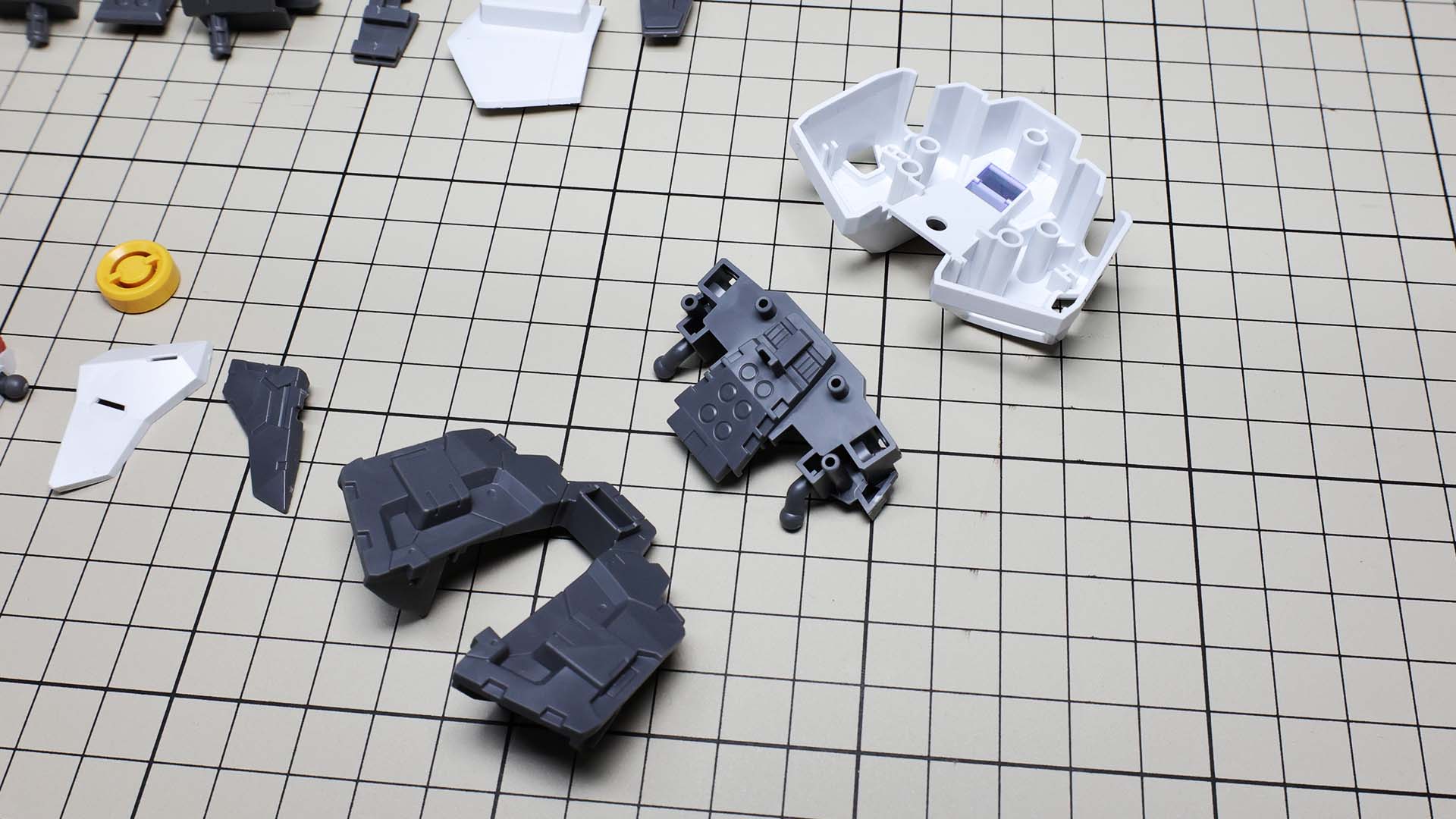 ノズル基部を挟む3ピース構成のリアアーマー