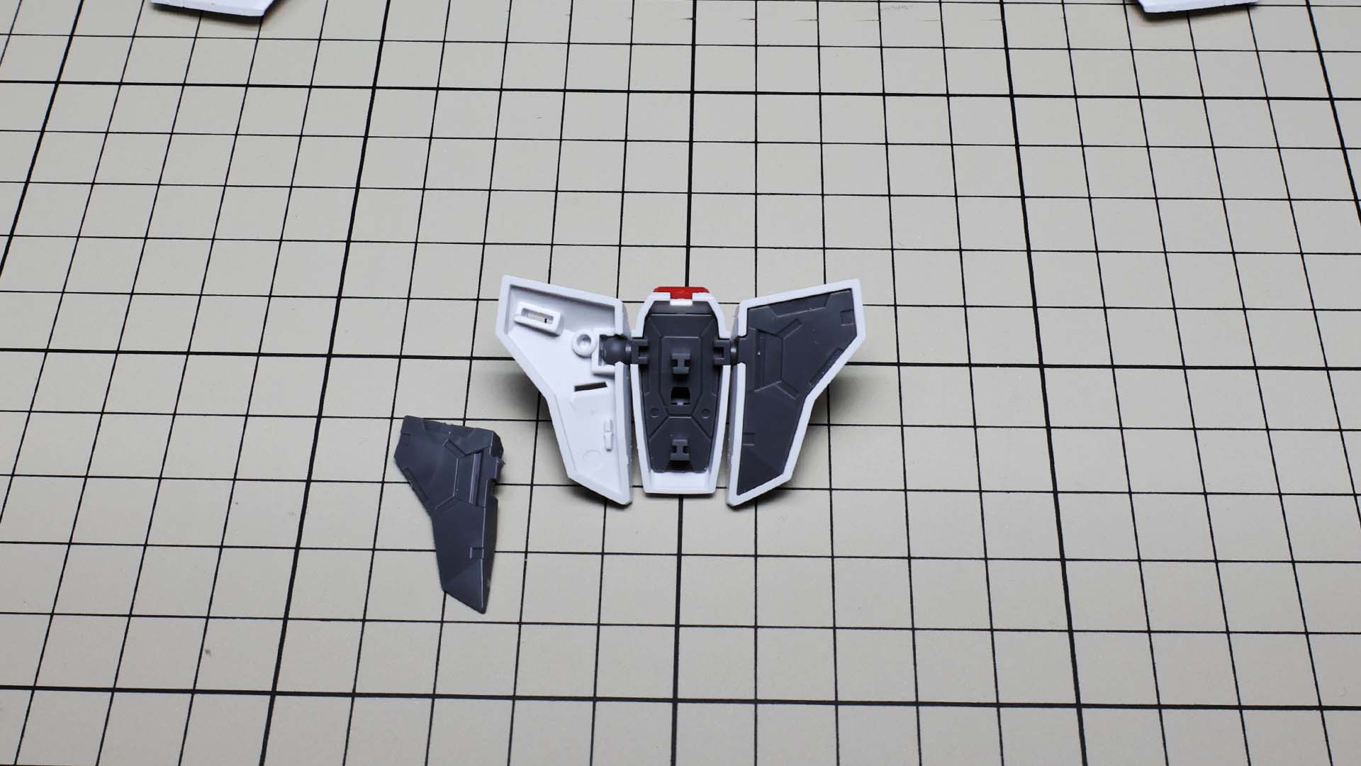 さらにフロントアーマー裏もメカメカ