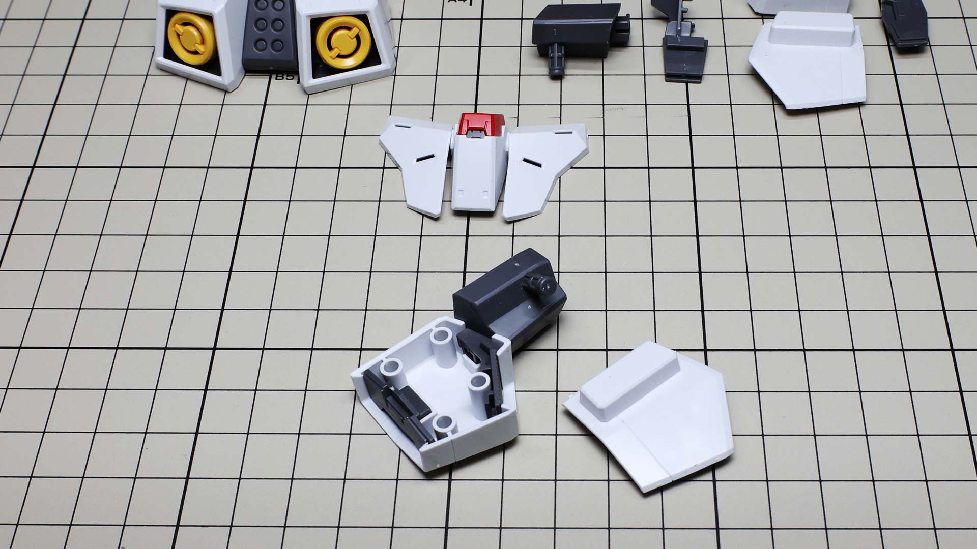 サイドアーマーは中身はありませんが効果的なパーツ割りであわせ目も目立ちません