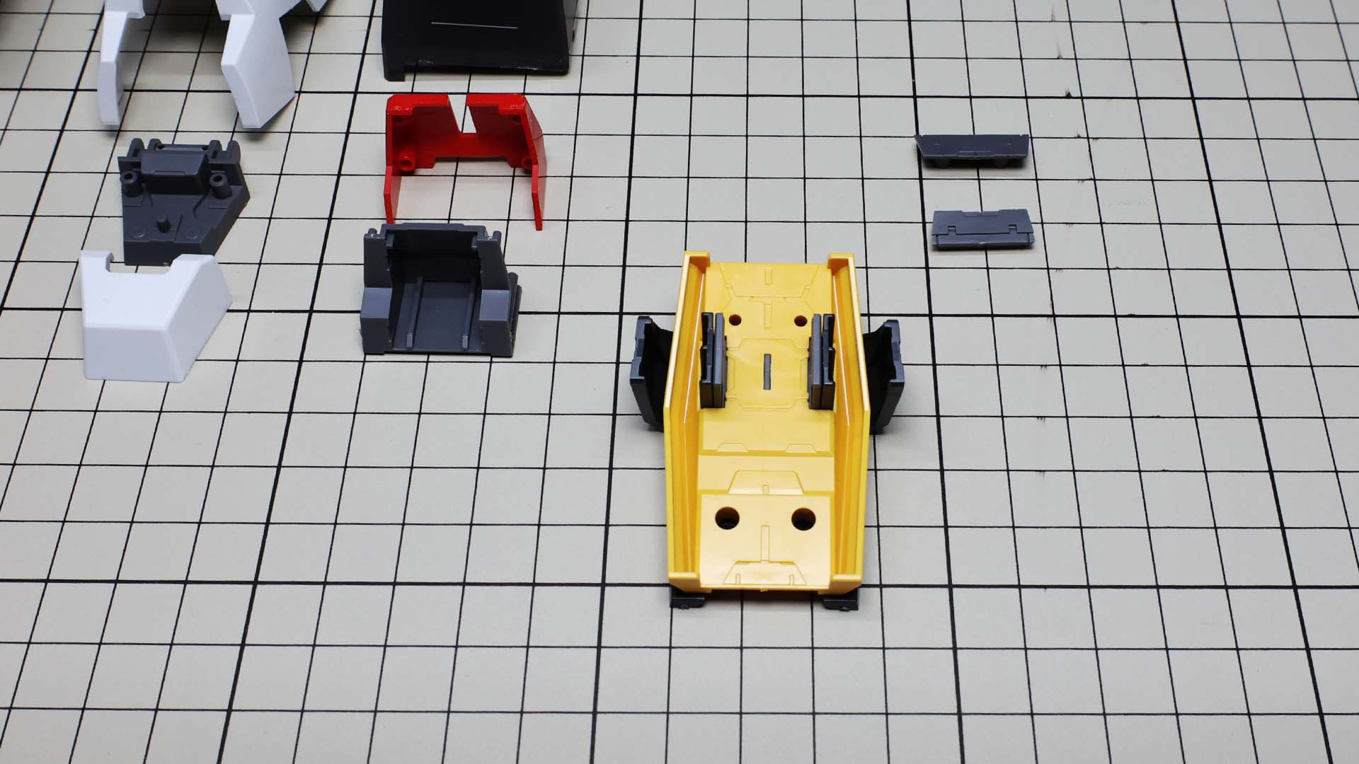 組立説明書どおりだとGNフィールド発生装置とそのカバーパーツの密着がよくなかったのでこの時点で組み付けました