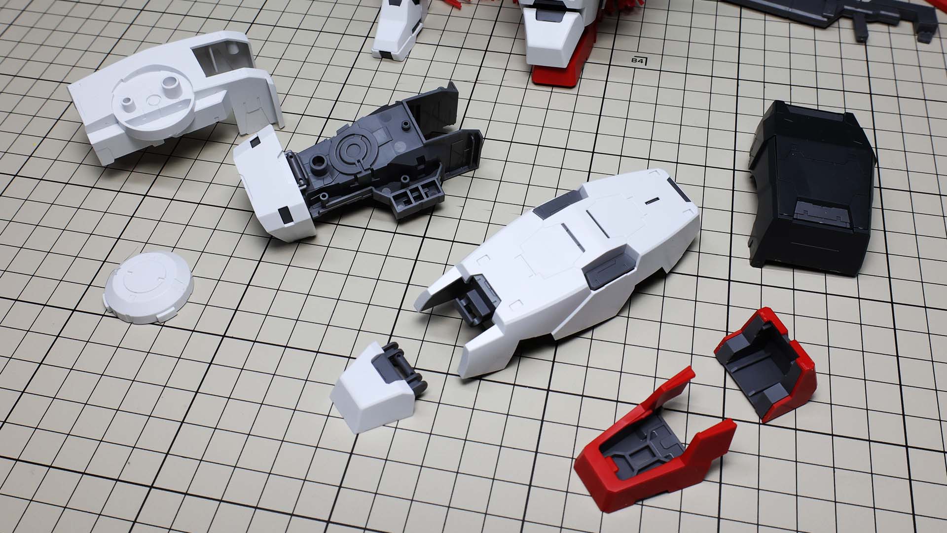 各装甲は裏打ちパーツが表面のディテールにもなってくれます